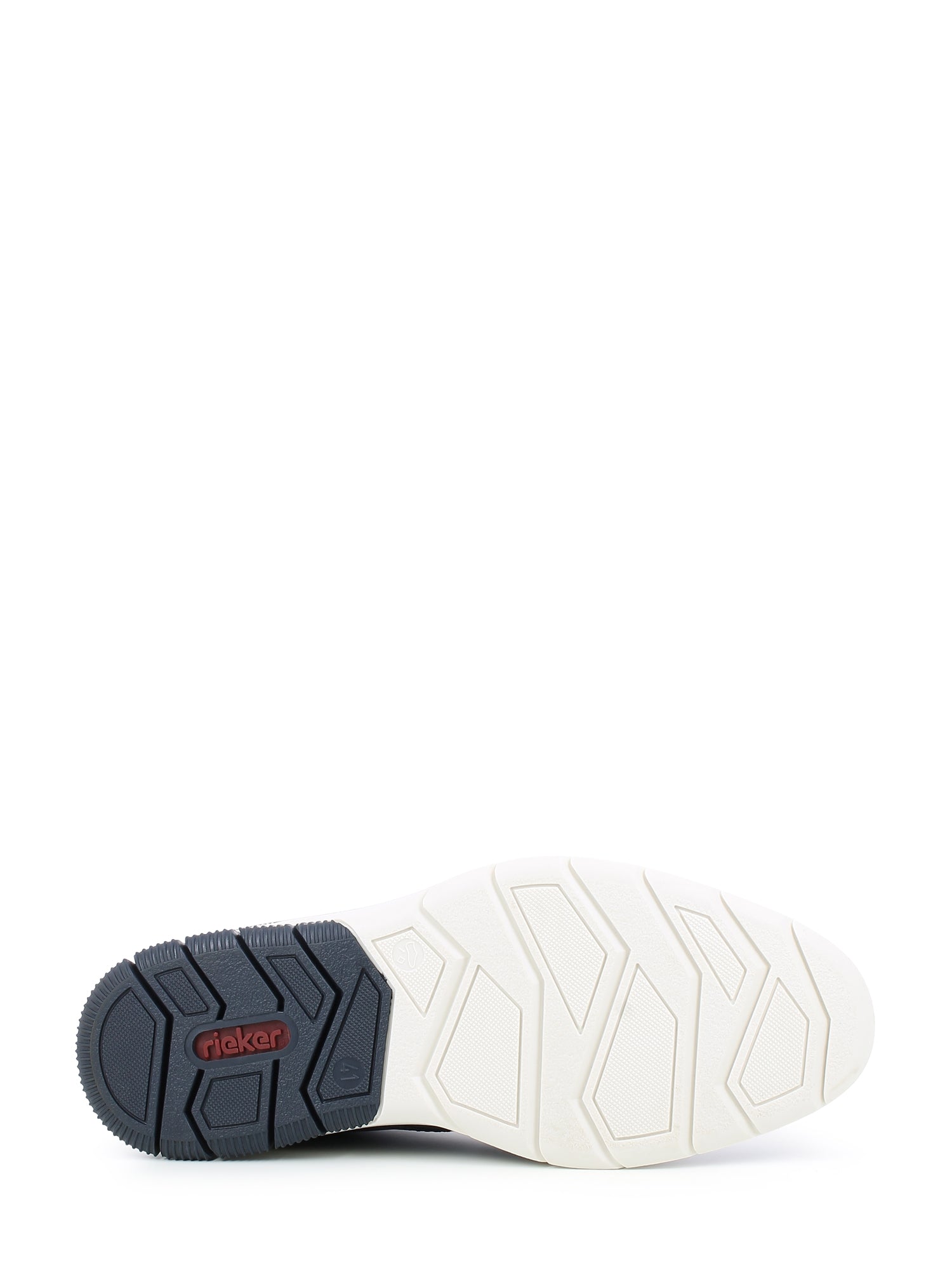 Bildet viser sålen på 03583 Rieker Neovan Sko fra Rieker Comfort & Style, med hvit bunn, marineblå slitebane med geometrisk mønster for grep, og "Rieker" i rødt nær hælen. Dette er en sporty fritidssko for menn.