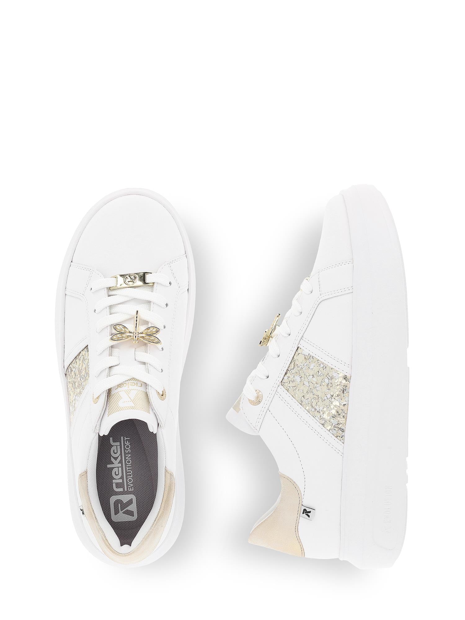07609 Rieker Dragonfly Leather Sneaker fra Rieker Sport har hvitt skinn, gulldetaljer, glitrende sidepaneler og dekorative gullfargede bie-anheng på lissene. Den ene skoene er vist ovenfra, den andre er vist fra siden.