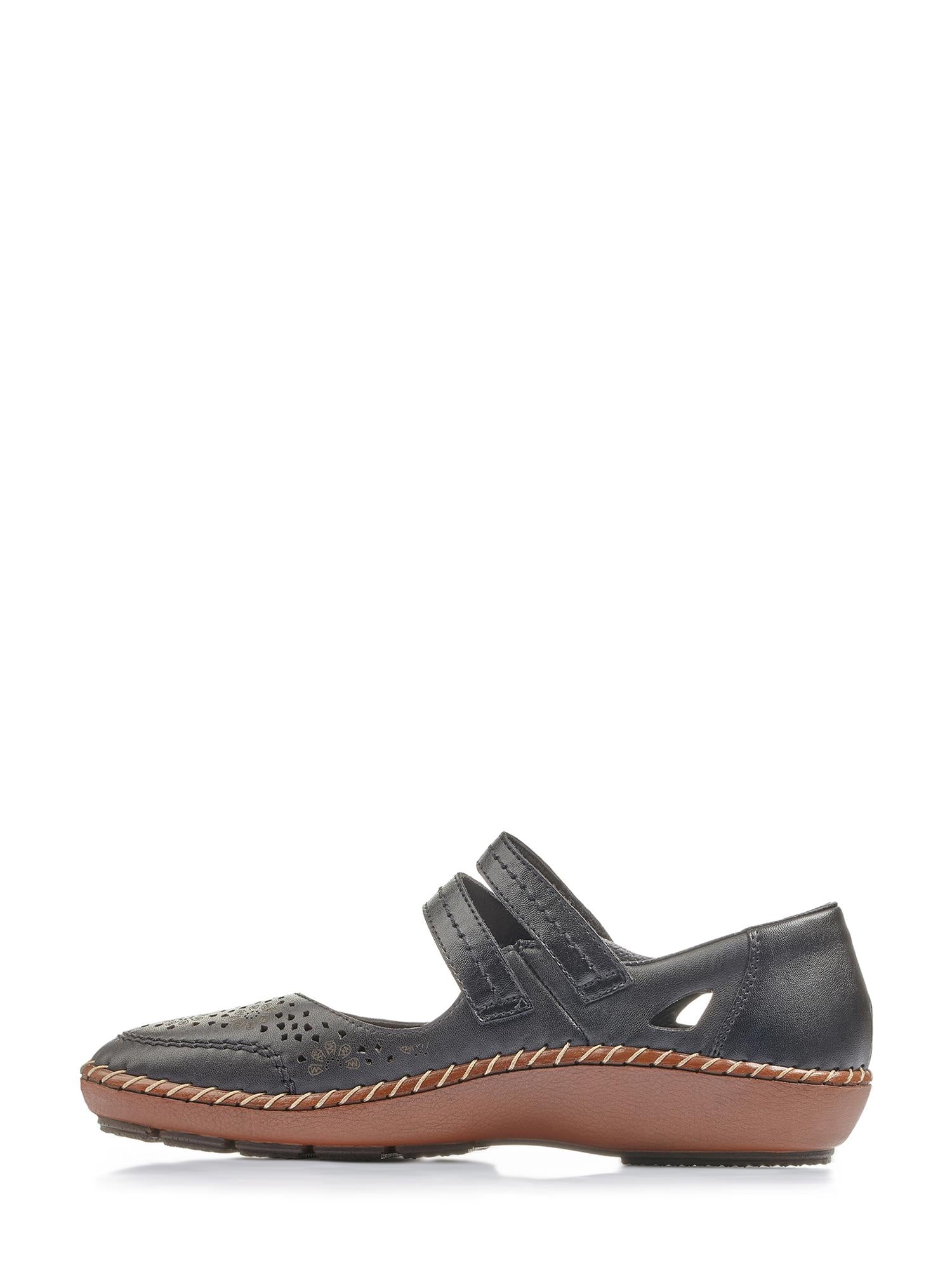 08054 Rieker Leather Shoe Black fra Rieker Comfort & Style er en Mary Jane i svart lær med perforert tå, to velcrostropper, utskjæringsdetaljer på siden og en brun, sydd såle, vist i profil mot en hvit bakgrunn.