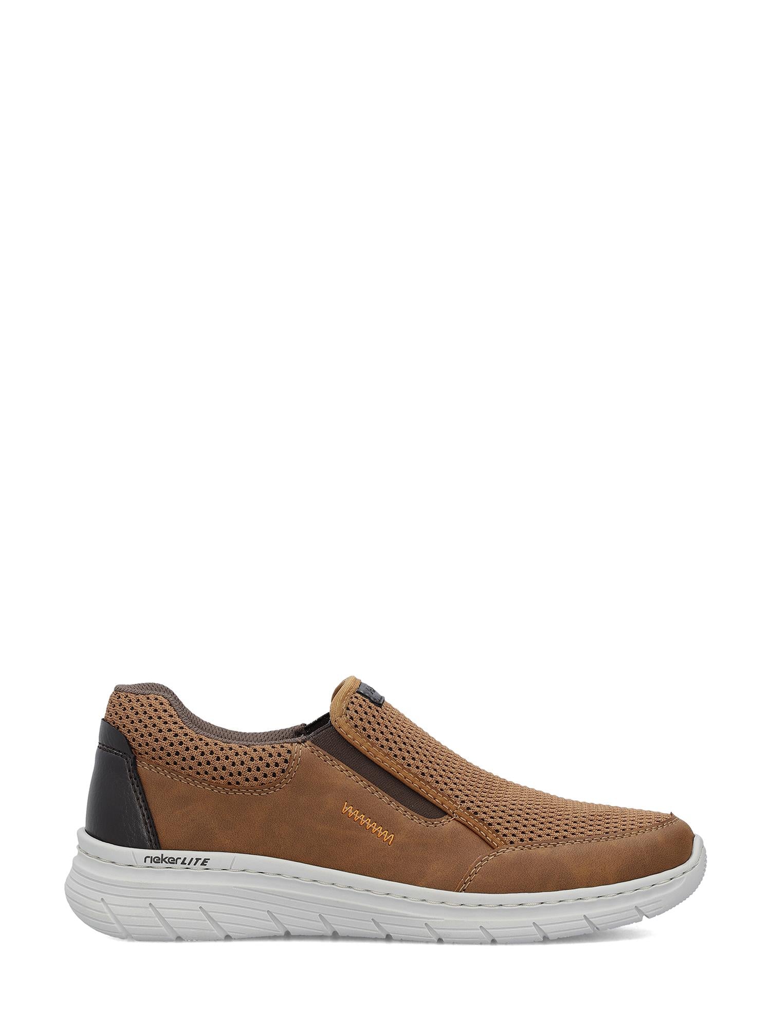 07529 Rieker Slip-on Antistress Brown fra Rieker Comfort & Style vises i sideprofil, med fremheving av den perforerte brune overdelen, den hvite sålen og den svarte hælaksenten mot en vanlig hvit bakgrunn.