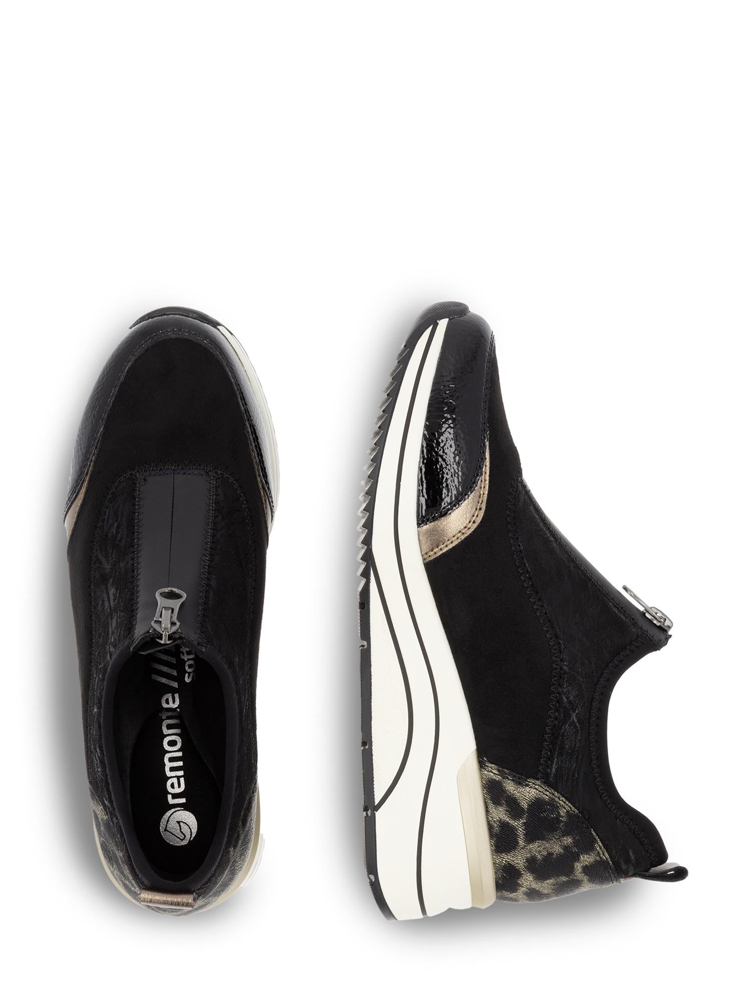 Et par Remonte 04959 Lite'n Soft Leopard slip-on joggesko i svart med tykke hvite såler, metalliske detaljer og leopardmønstret hældetalj, vist ovenfra og fra siden mot en hvit bakgrunn.