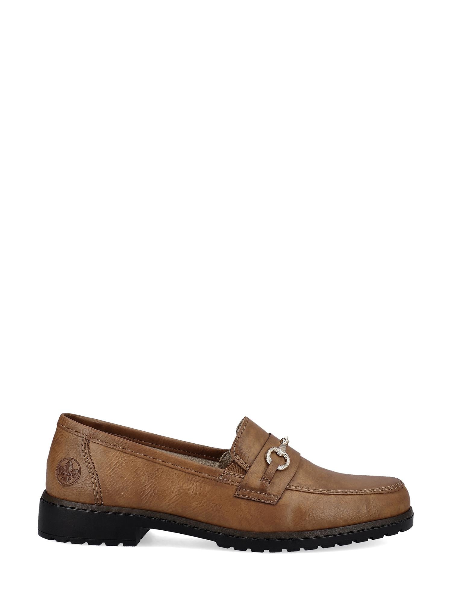 04396 Rieker Dame Loafer Cayenne by Rieker Comfort & Style: Solbrun loafer med metallbitdetalj, synlig søm og svart gummisåle—lekkre loafers som byr på komfort i høyeste klasse. Vist mot hvit bakgrunn.