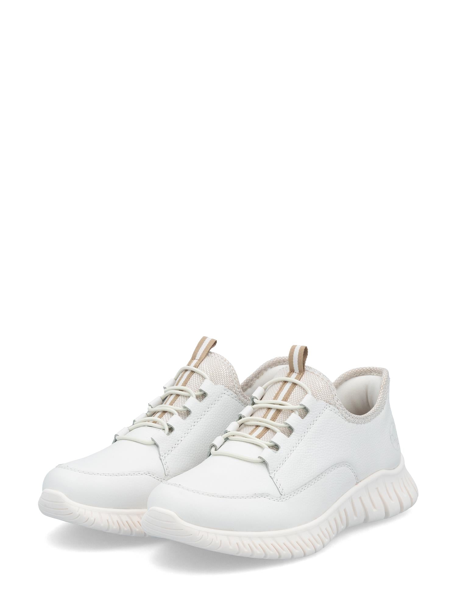 03263 Rieker White Ready2Go Slip-on fra Rieker Comfort & Style har teksturerte såler, lysbeige detaljer på pløsen og hælløkkene, hvite lisser og Antistress-teknologi for komfort, vist på en vanlig hvit bakgrunn.