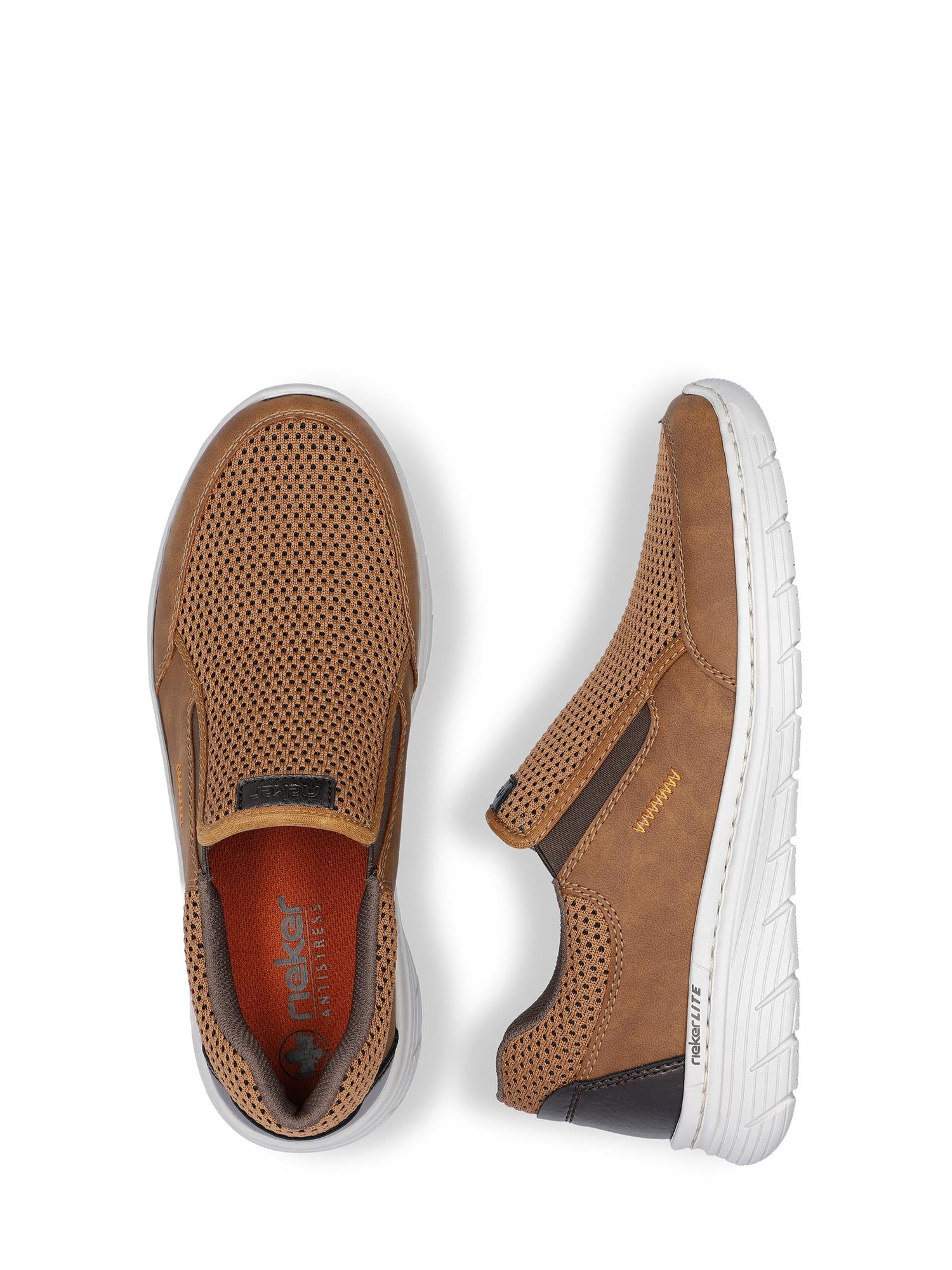 07529 Rieker Slip-on Antistress Brown fra Rieker Comfort & Style har perforert brun overdel, hvit teksturert såle og mørkebrune detaljer. Den ene skoen er vist ovenfra, den andre fra siden mot en hvit bakgrunn.