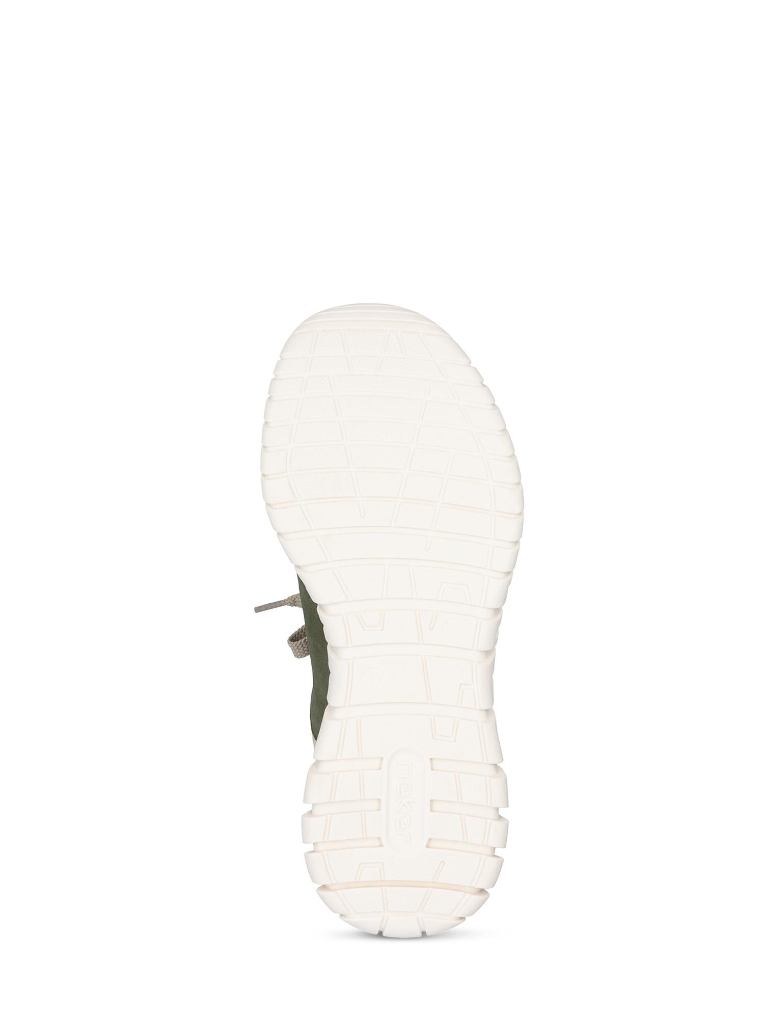 Bildet viser sålen på 03256 Rieker Olive Ready2Go Slip-on fra Rieker Comfort & Style, med en hvit teksturert gummisåle og grønn overdel, sett nedenfra på en vanlig hvit bakgrunn. Dette er en perfekt og komfortabel sko til hverdagsbruk.