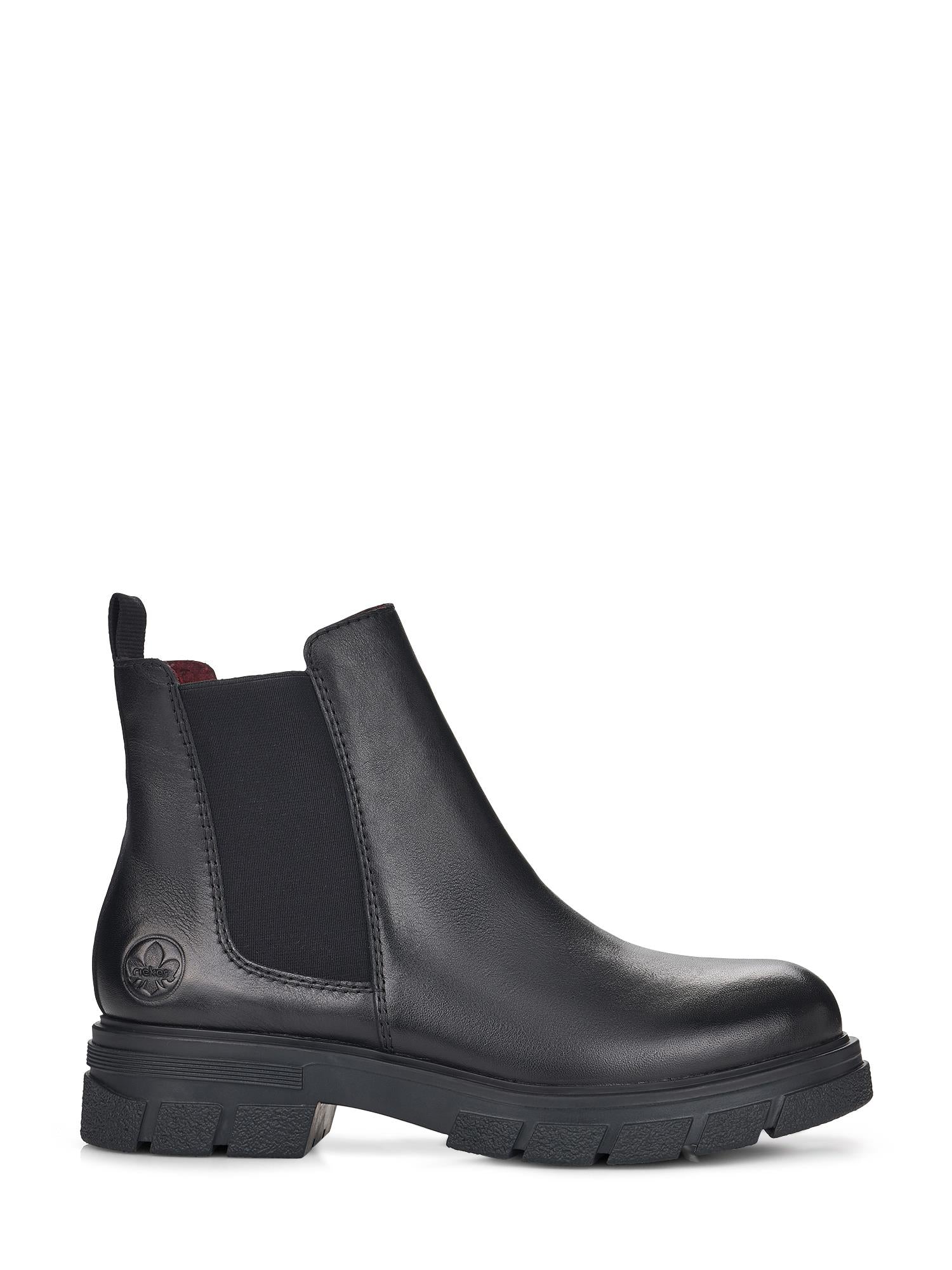 04852 Rieker Lettfòret Chelsea boot fra Rieker Comfort & Style er en svart lærstøvel med tykk, strukturert såle, elastisk sidepanel, trekkflik bak og sirkulær preget logo nær hælen. Vist i sideprofil på hvit.