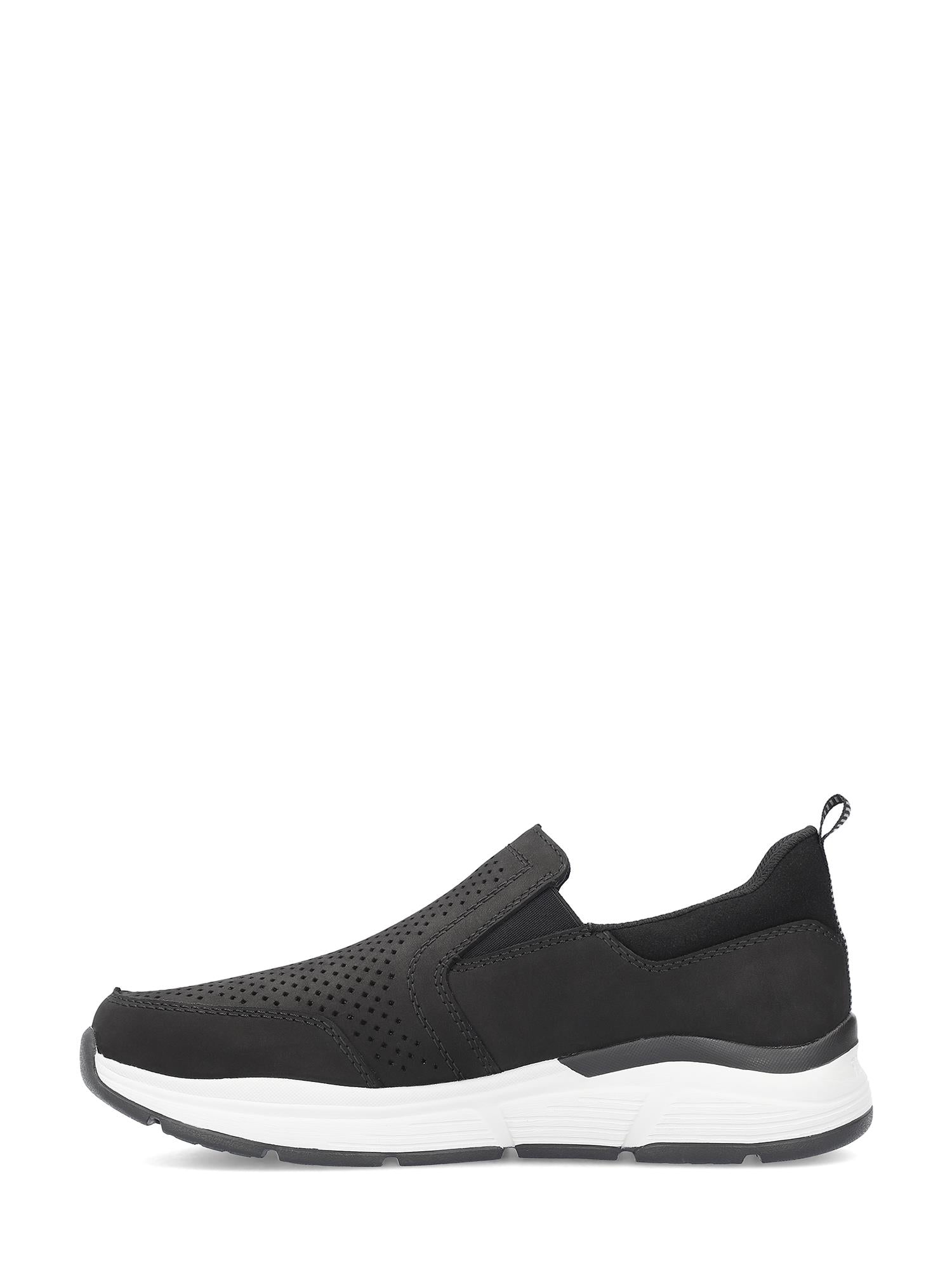 07549 Rieker Moers Slip-in Sneaker fra Rieker Comfort & Style er en svart, ekstra vid slip-on for menn med sideperforeringer, hvit dempet såle, trekkflik i hælen og lavskåret silhuett - perfekt for svarte sneakers menn.