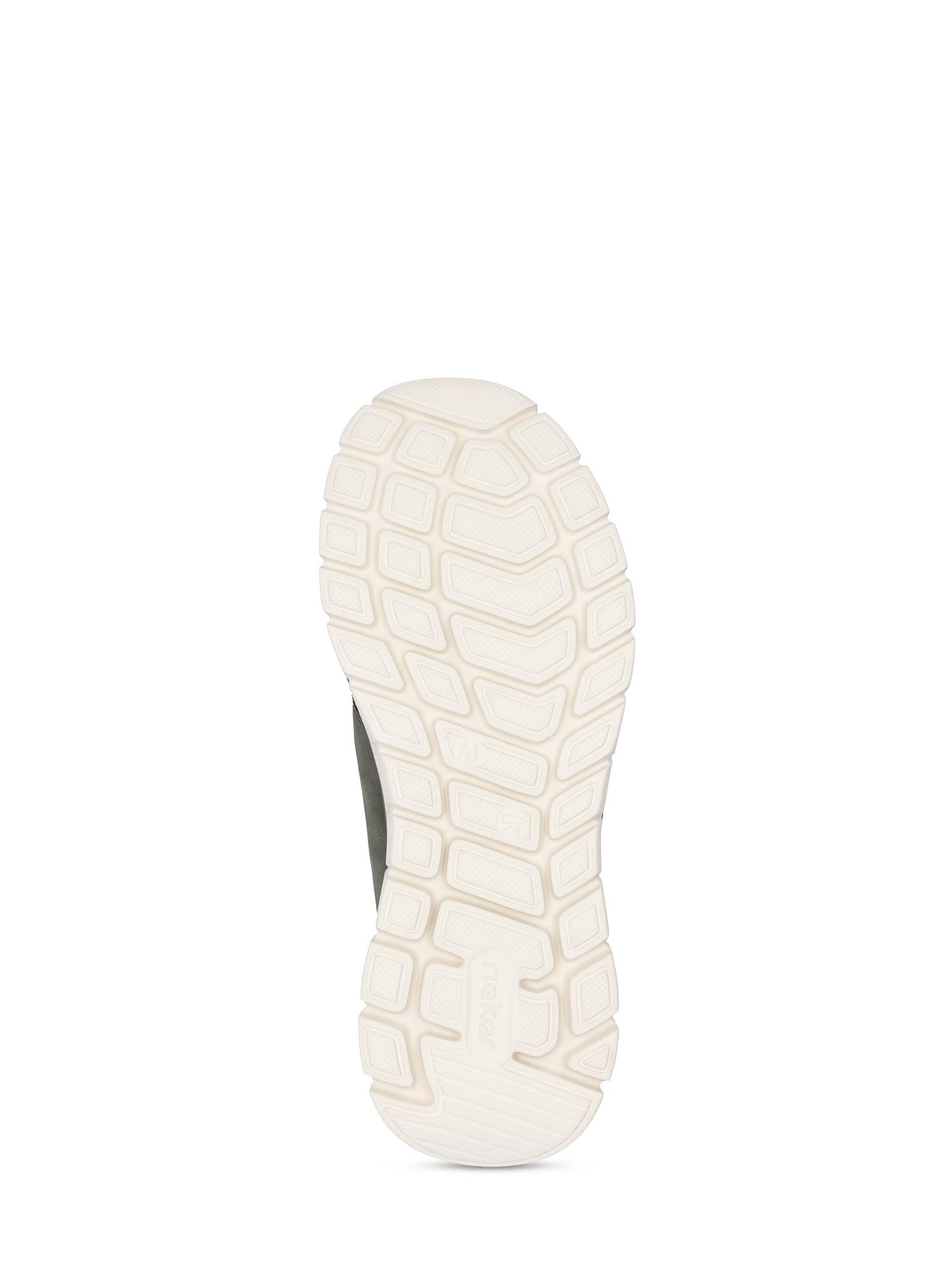 Bildet viser den strukturerte, hvite gummisålen på Rieker Comfort & Style 07135 Ready2GO slip-on i Olive, vist nedenfra på en hvit bakgrunn. Geometriske, rutenettlignende mønstre gir disse ultralette joggeskoene ekstra grep.