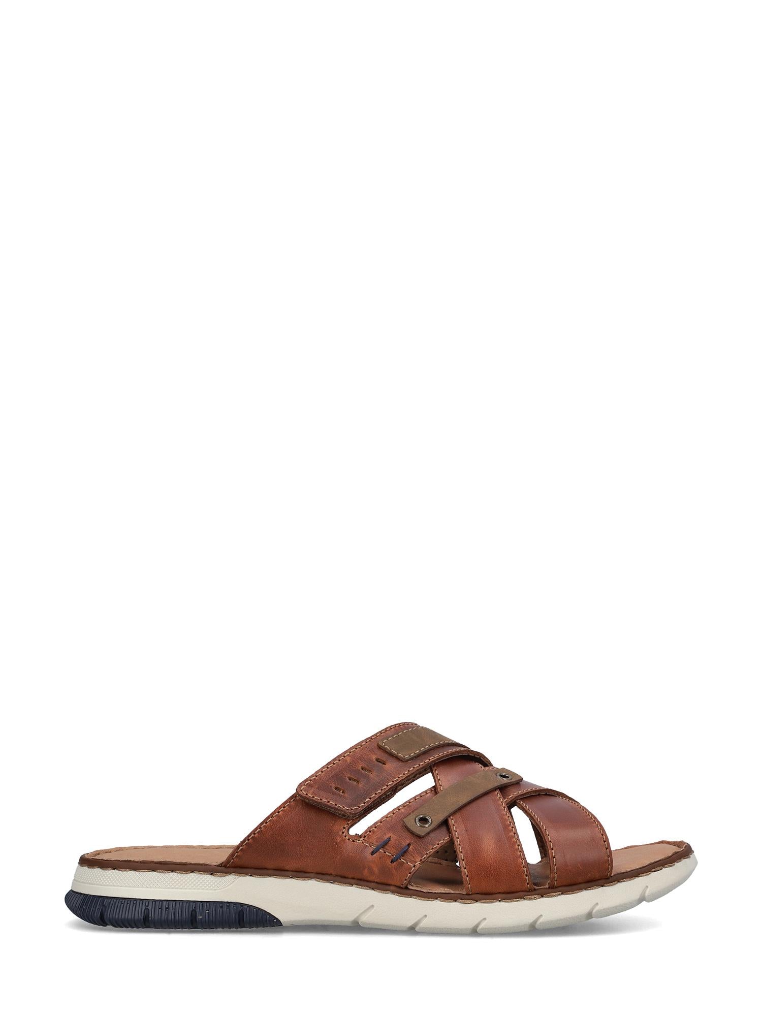 Rieker Comfort & Style 02926 Terra Stride Sandal i brunt skinn har reimer på kryss og tvers, sømdetaljer og en polstret Komfort-såle med svarte og hvite aksenter, vist i sideprofil på hvit bakgrunn.
