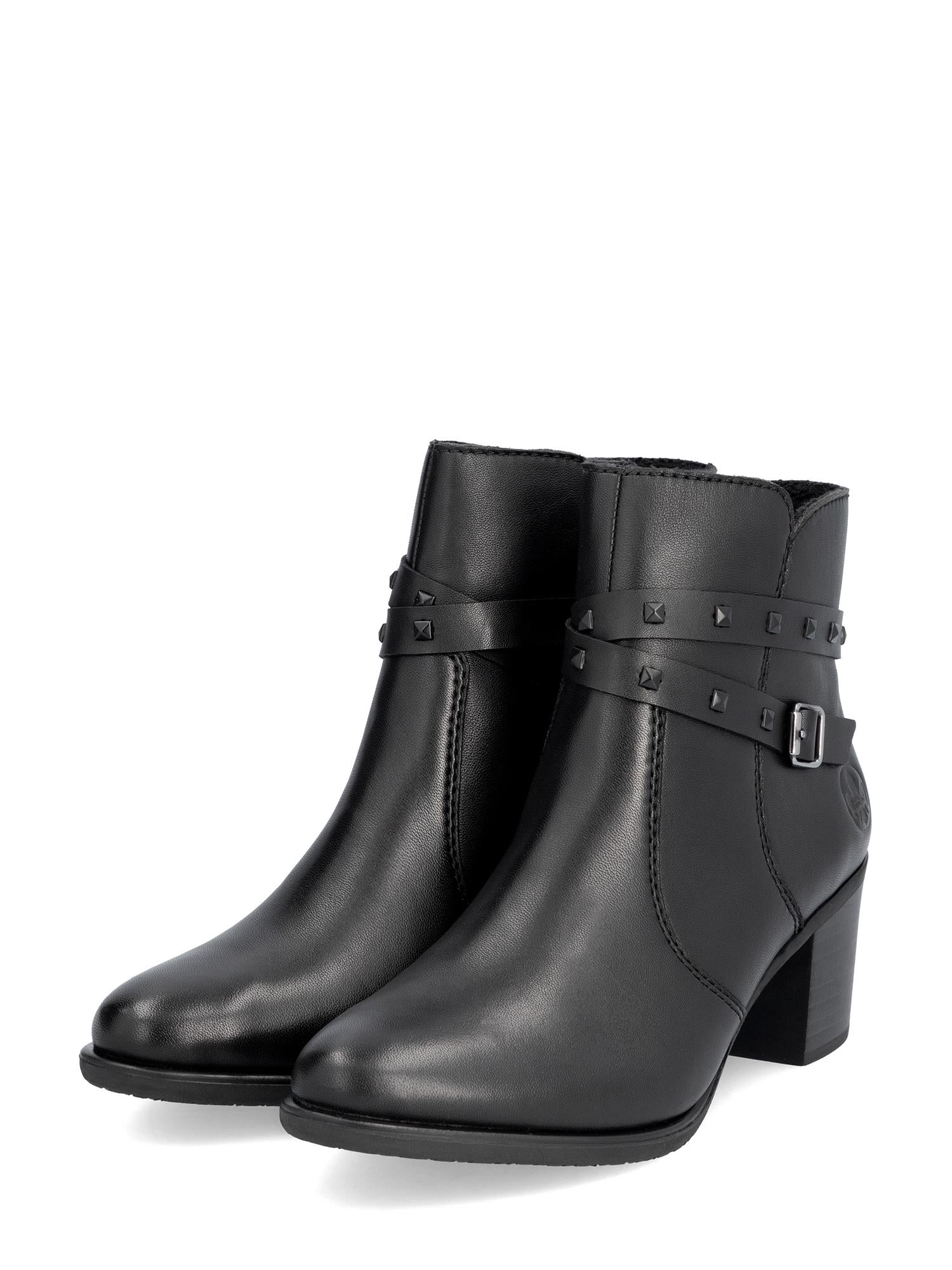 05063 Rieker Monstil ankelstøvletter fra Rieker Comfort & Style er svarte ankelstøvletter i skinn med lave blokkhæler, sidespenner, en elegant stropp, dekorative nagler, Antistress-teknologi for komfort og mandelformede tær.