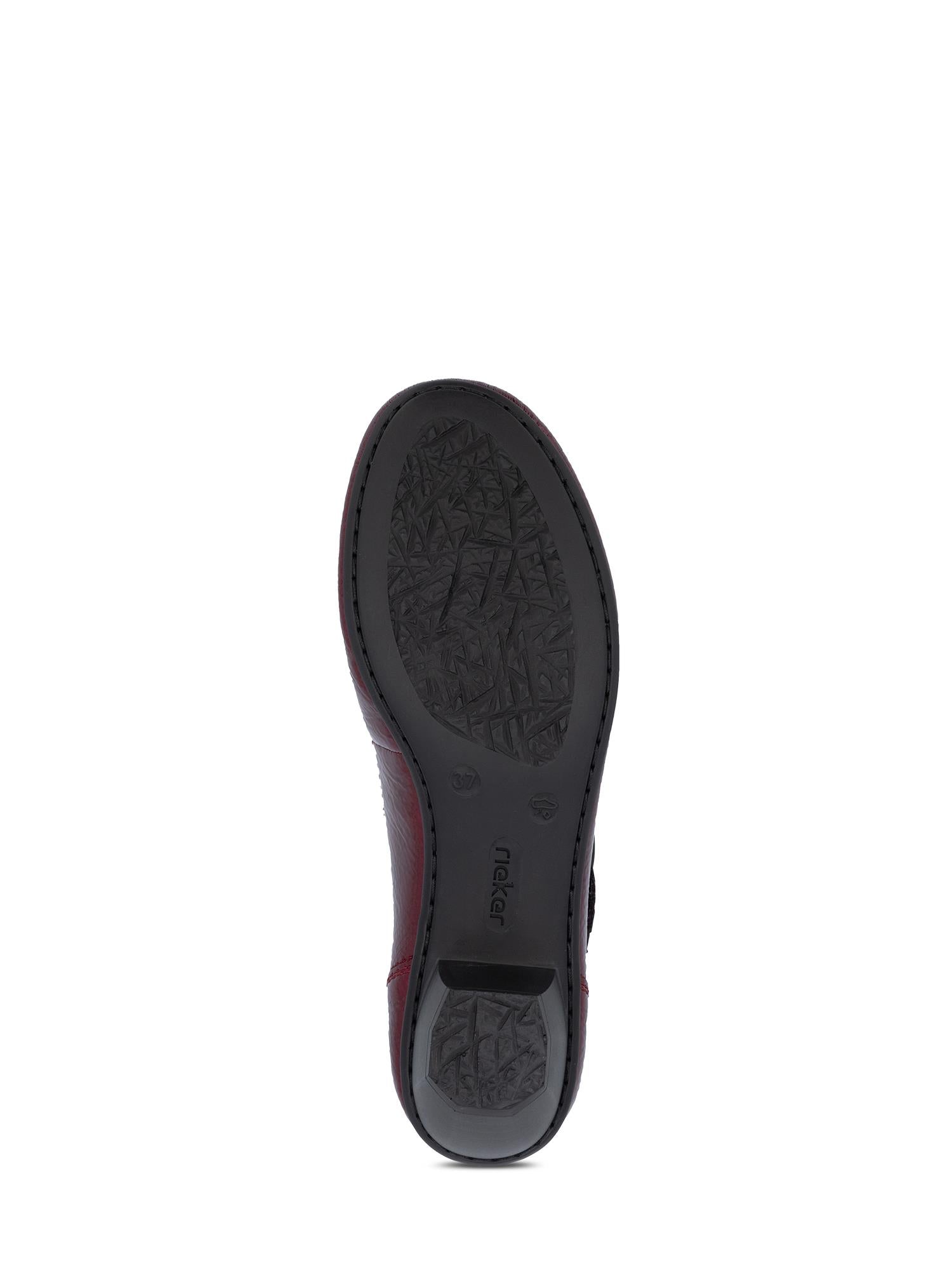 Bildet viser et enkelt eksemplar av 04265 Rieker Marcellina Pumps Rød fra Rieker Comfort & Style, med en sort, strukturert såle med merkenavnet og små sirkulære markeringer nær hælen.