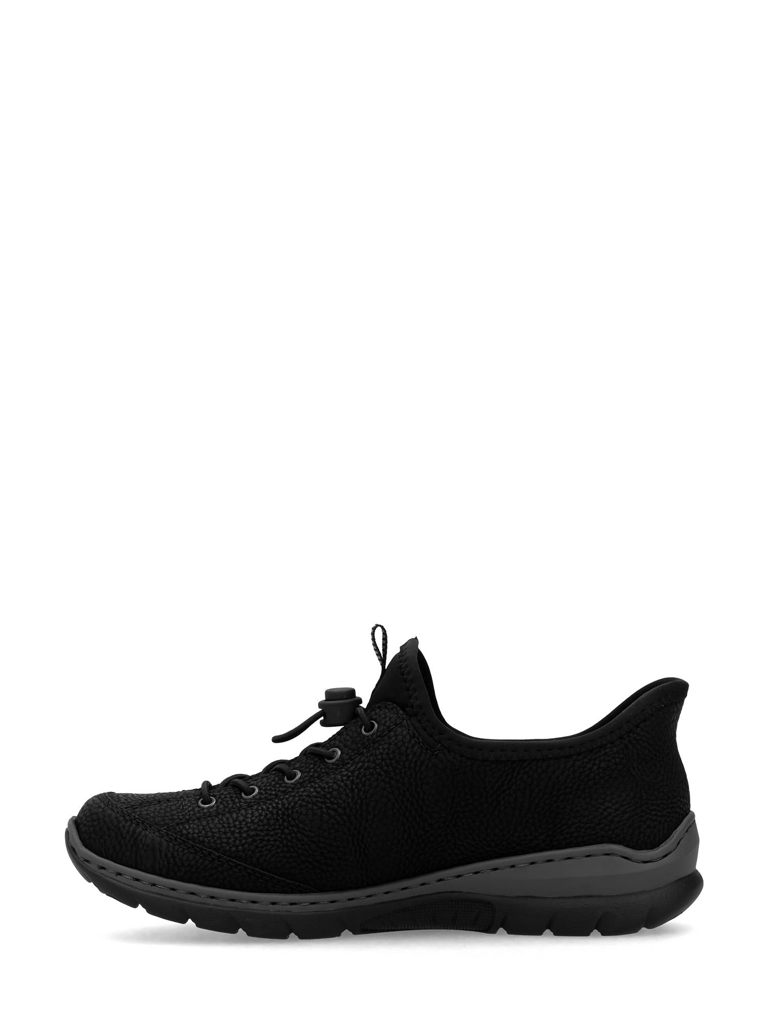 En svart 03149 Rieker EasyMove Slip-on fra Rieker Comfort & Style har en teksturert skinnoverdel, synlige sømmer og en tykk mørkegrå IM-EVA-såle, vist i profil mot en hvit bakgrunn.
