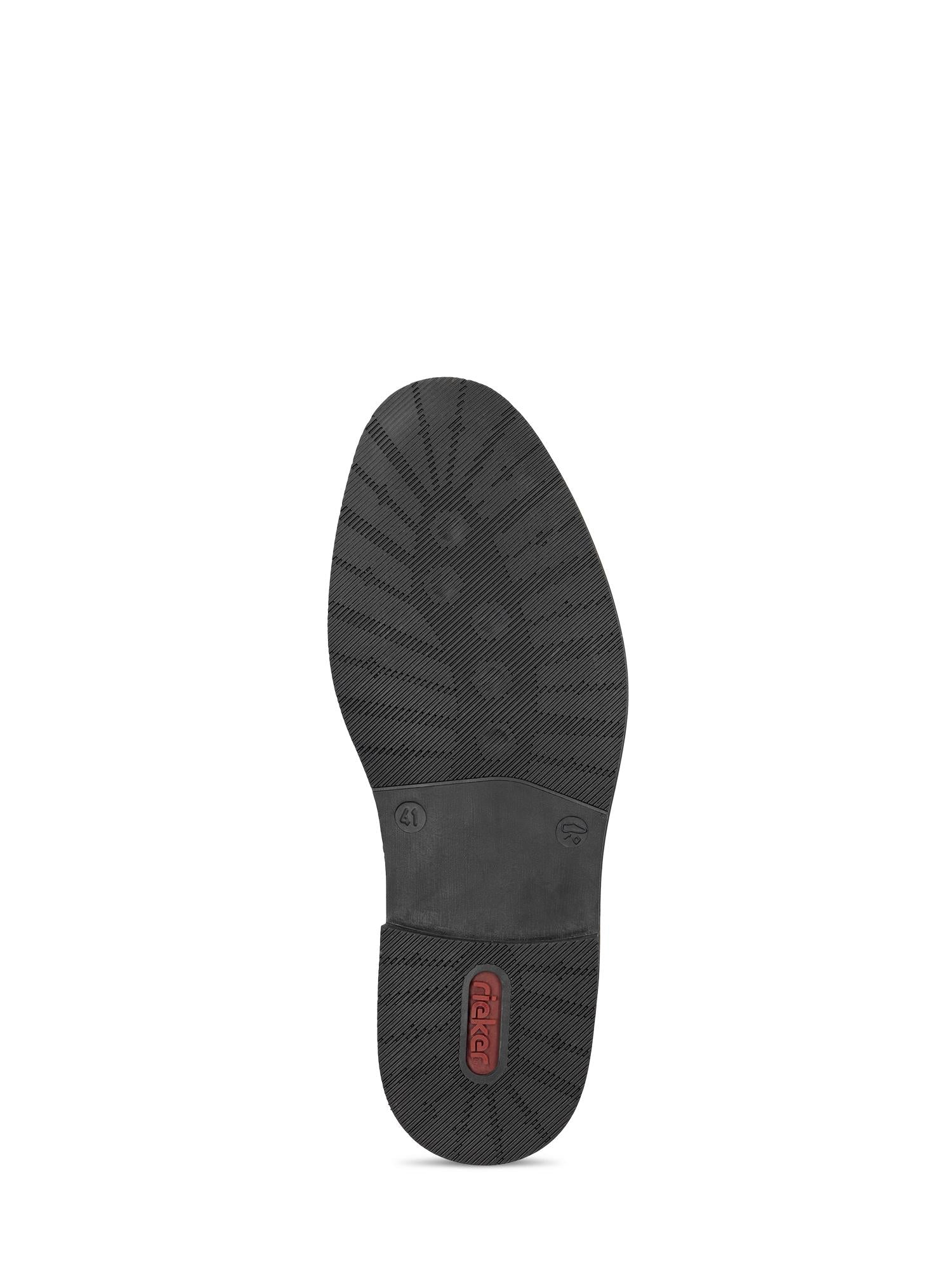 Bildet viser 04886 Rieker Classic Leather Brown Dressko fra undersiden, og fremhever det strukturerte sålemønsteret, en sirkulær detalj ved hælen og en rød rektangulær logo - noe som viser Rieker Comfort & Styles klassiske design for komfortabel gange.