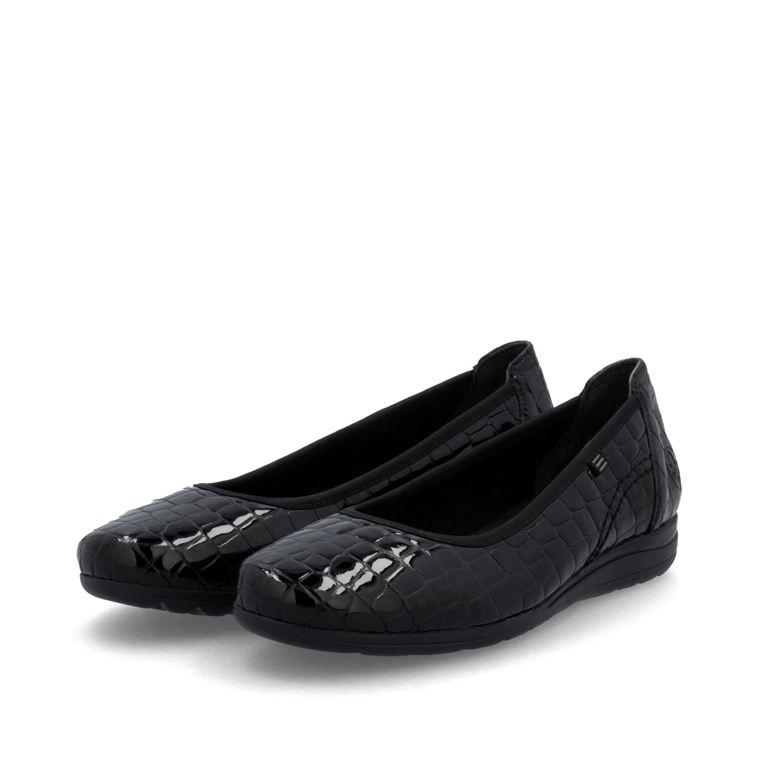 Et par skinnende svarte 03782 Rieker Black Croc Patent Ballerina-sko fra Rieker Comfort & Style, med et strukturert krokodillemønster på en hvit bakgrunn.