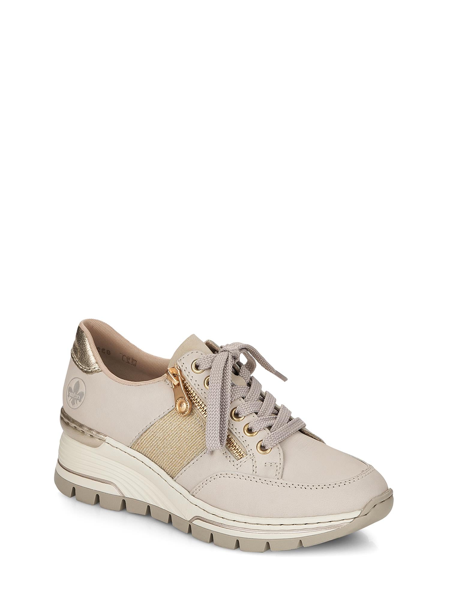06829 Rieker Golden Beige Sneaker fra Rieker Comfort & Style har en tykk hvit kilesåle, gullglidelås, metalliske detaljer på hælen og sidene, lysegrå lisser, et skinny overdel og en teksturert, mønsterbelagt yttersåle.