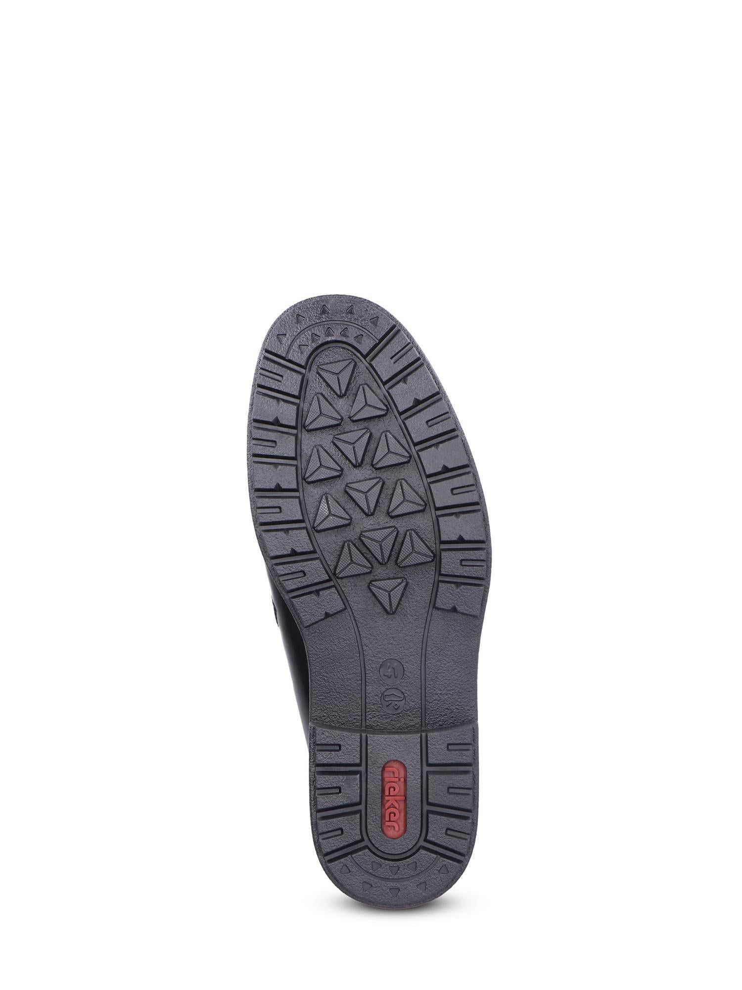 Bildet viser den svarte gummisålen på 04369 Rieker Classic Vanntett Ullfôret-støvelen fra Rieker Comfort & Style, med en strukturert slitebane og to små røde innlegg, hvorav ett er merket «rieker», som fremhever komfort og kvalitet.