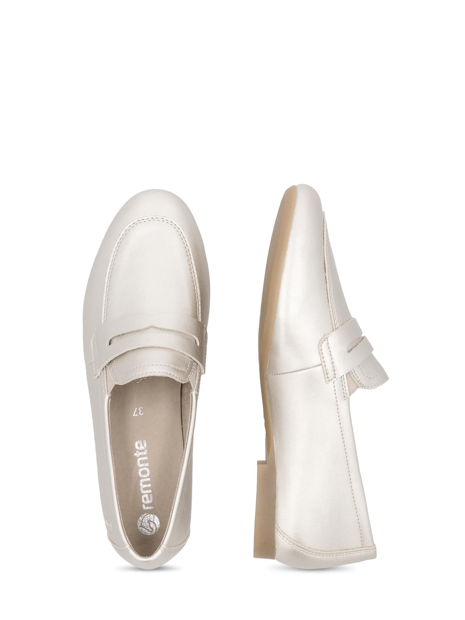 Et par 03111 Remonte GoldLine Mokkasiner i kremfarget farge, laget av høykvalitets glatt skinn, vist ovenfra og fra siden med avrundet tå, diskré bånddetaljer, flat såle og Remonte-merking på innersålen.