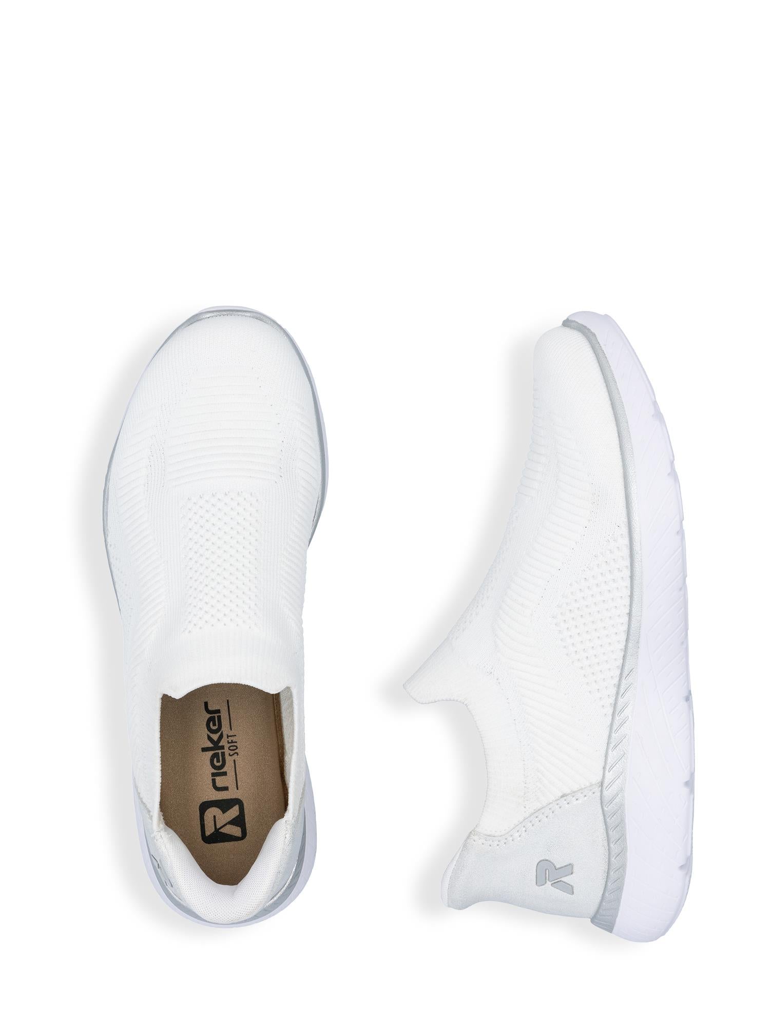 03238 Rieker Ready2Go Slip-on White fra Rieker Sport består av to hvite slip-on joggesko med overdel i strukturstrikk, tykke hvite såler og svarte merkelogoer på innersålene for pustende komfort; vist ovenfra og fra siden.