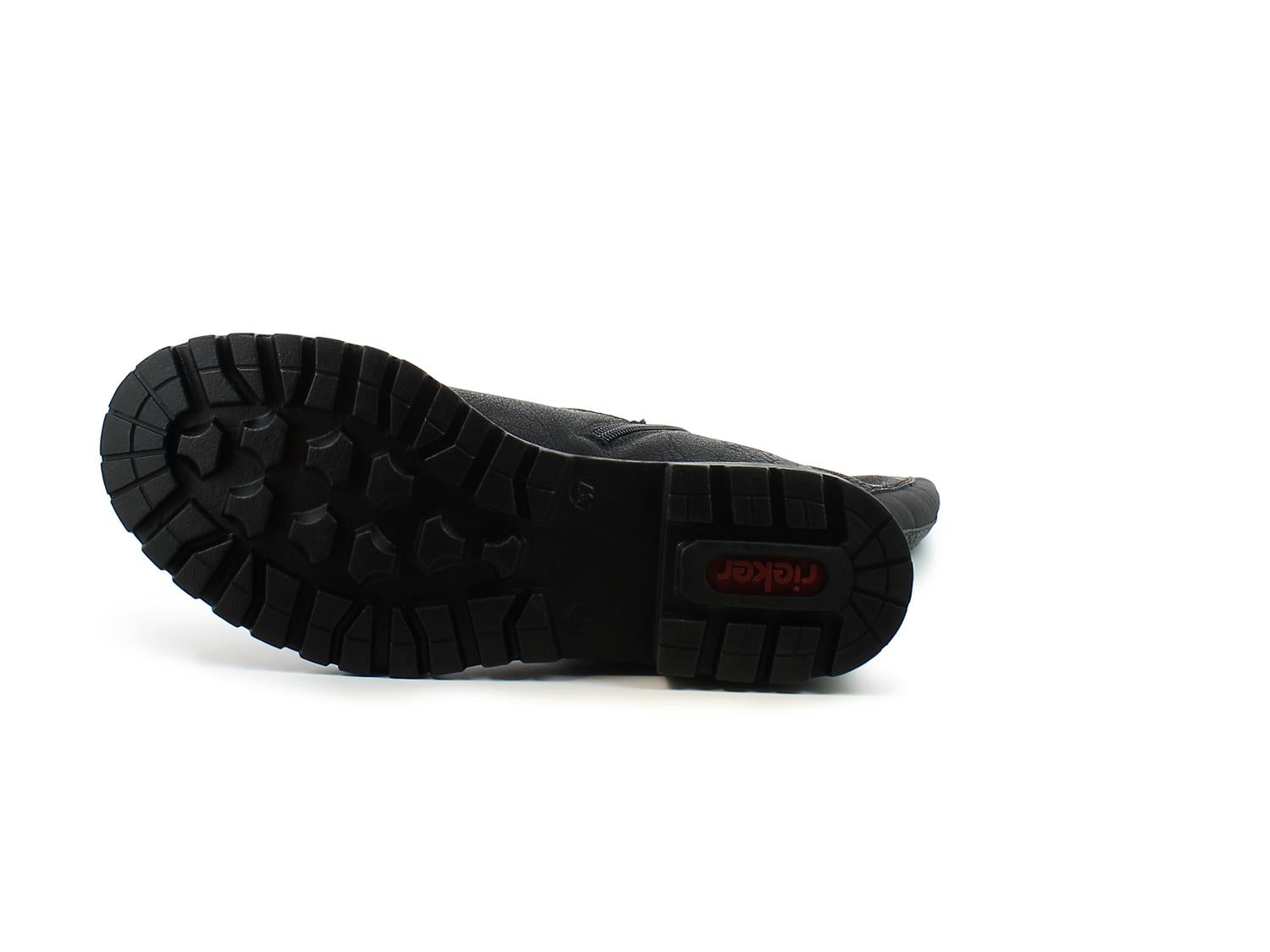 En 07856 Rieker Comfort boots ullfòr fra Rieker Comfort & Style ligger på siden med sålen vendt opp, noe som fremhever det robuste mønsteret og den røde logoen nær hælen mot en hvit bakgrunn.