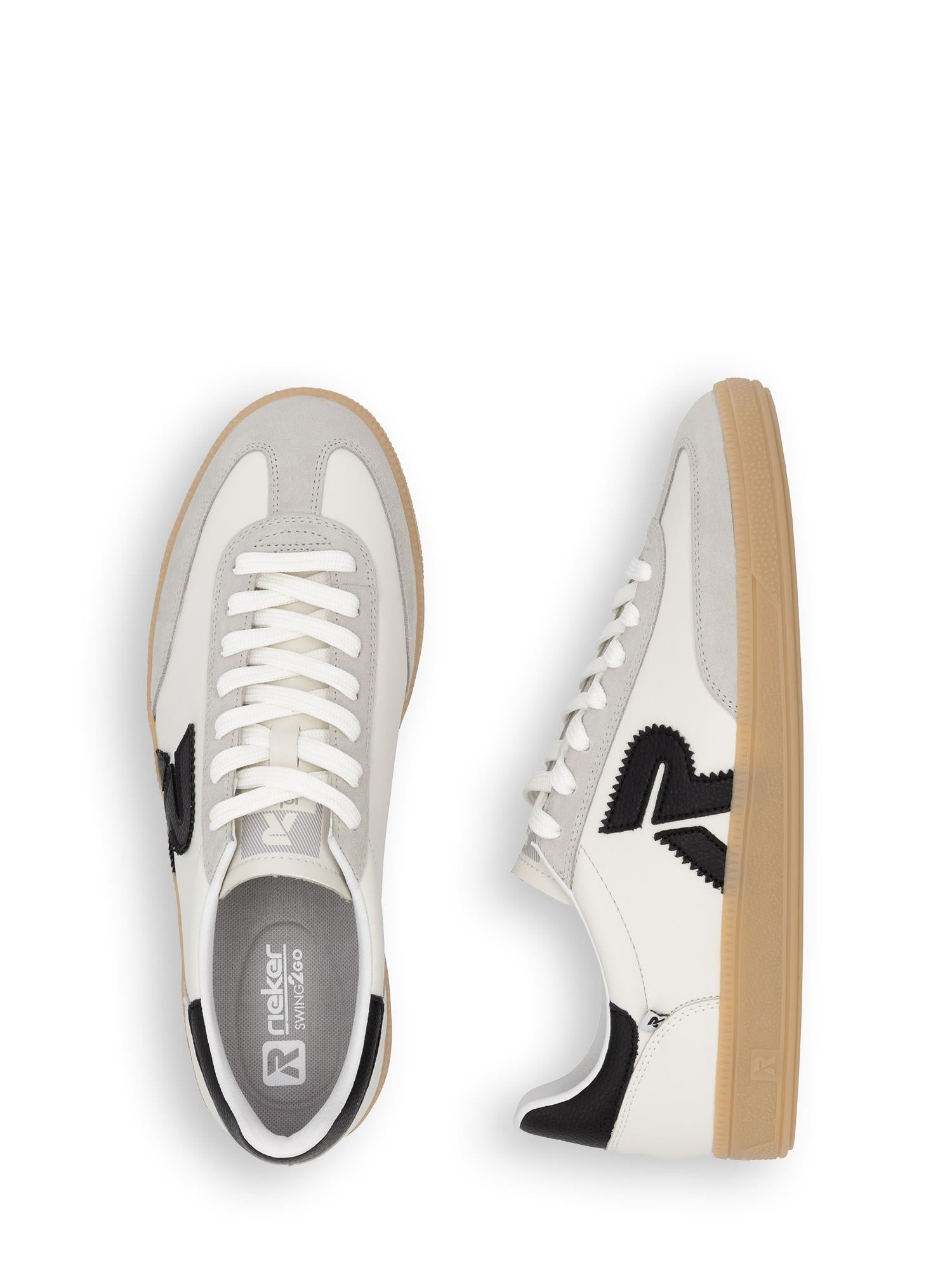 Rieker Sport 03337 San Diego Leather Sneaker i hvitt og lysegrått har svarte detaljer, brunfarget gummisåle, hvite lisser og Swing2Go-teknologi for ekstra komfort. Vist ovenfra og fra siden på hvit bakgrunn.