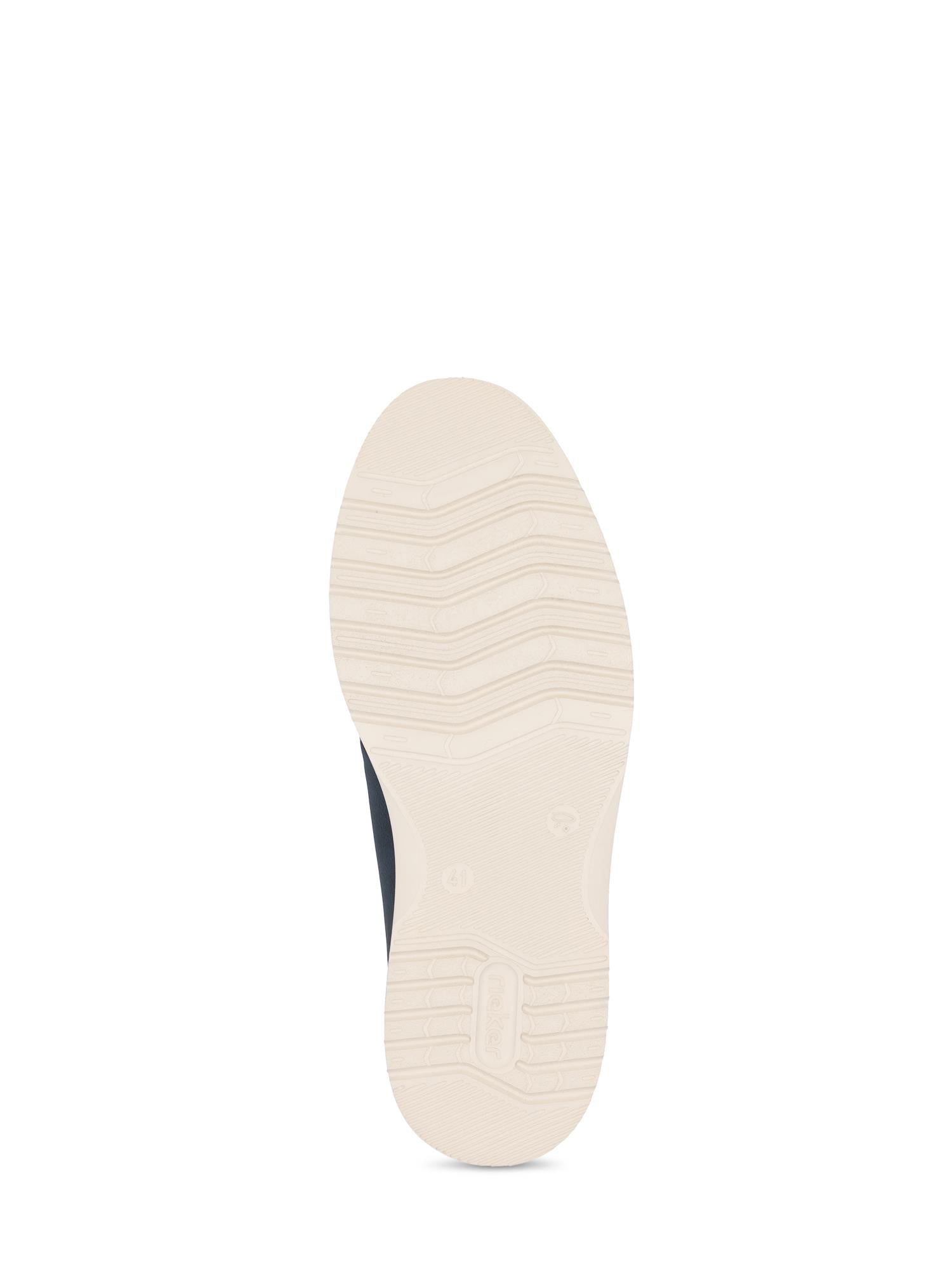 Bildet viser bunnen av 02882 Rieker EasyWalk Slip-on Navy fra Rieker Comfort & Style, med teksturerte riller for grep og optimal komfort, mot en vanlig hvit bakgrunn.