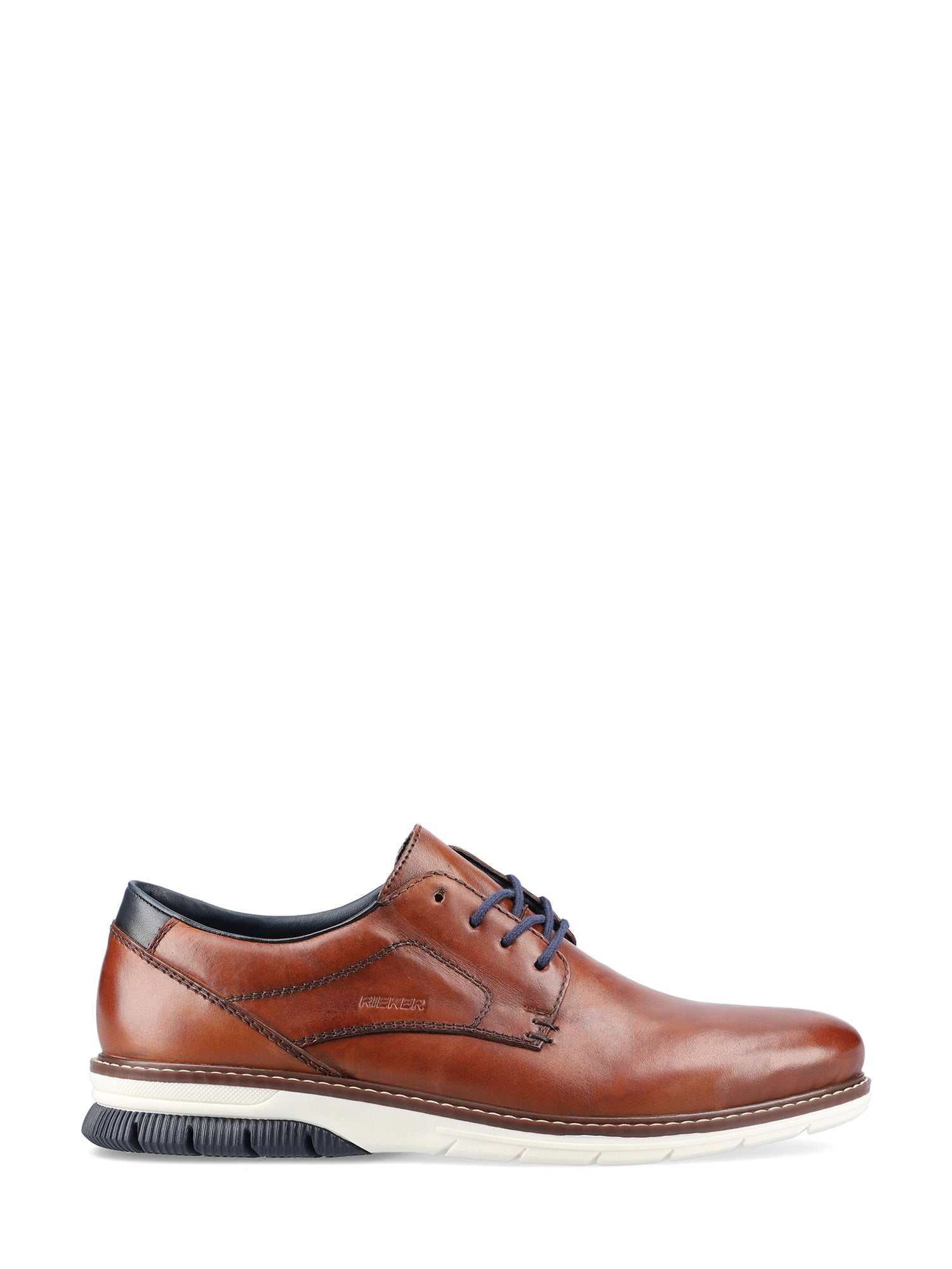En enkelt Rieker Comfort & Style 04906 Peanut Antistress herresko med mørkeblå lisser, svart krage og hvit/svart gummisåle er vist i profil mot en hvit bakgrunn.