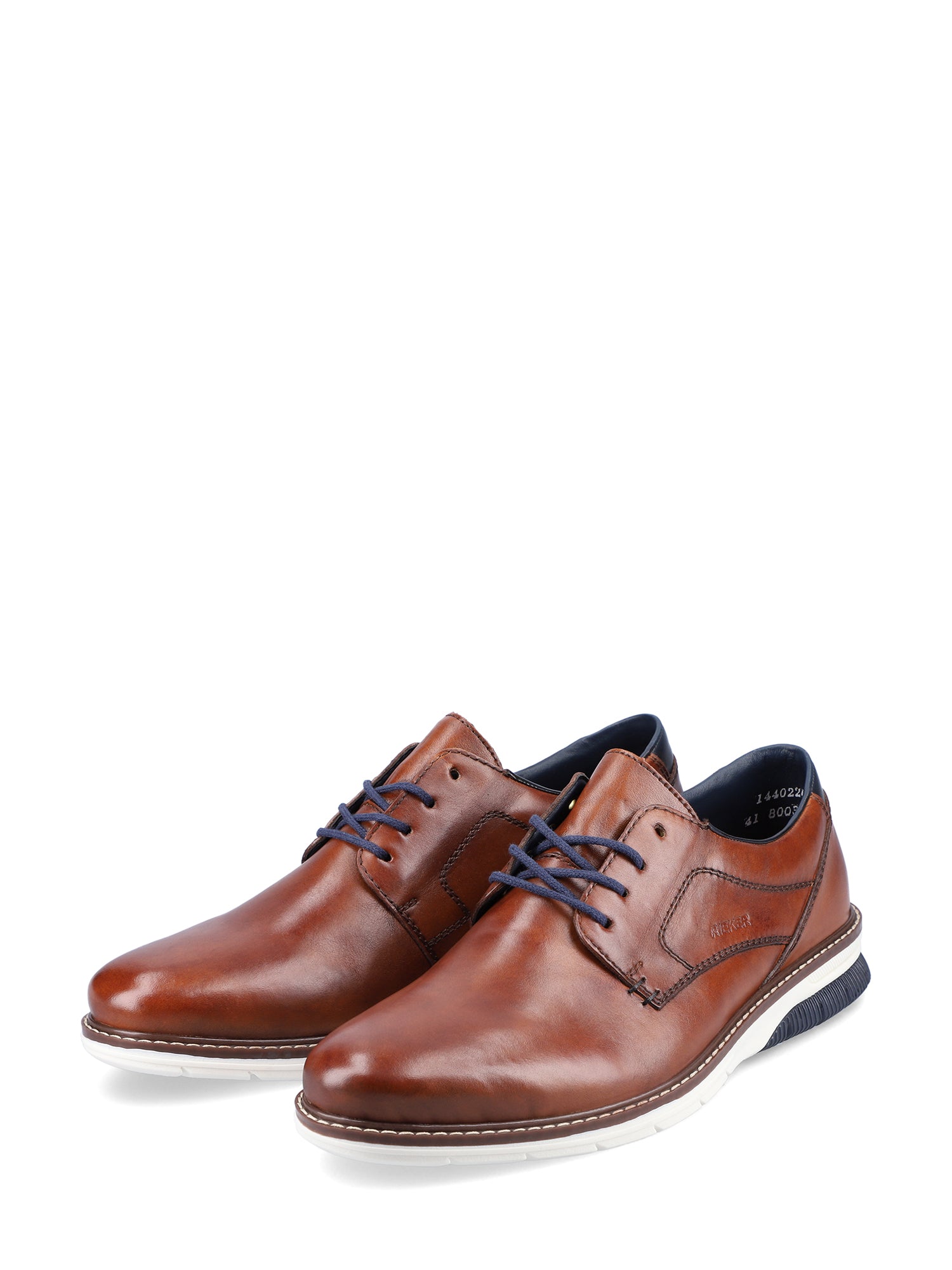 Rieker Comfort & Style 04906 Peanut Antistress herresko har brunt skinn, marineblå snørebånd, mørkeblå hæl og fôrdetaljer og hvite gummisåler. De vises side om side på en hvit bakgrunn.
