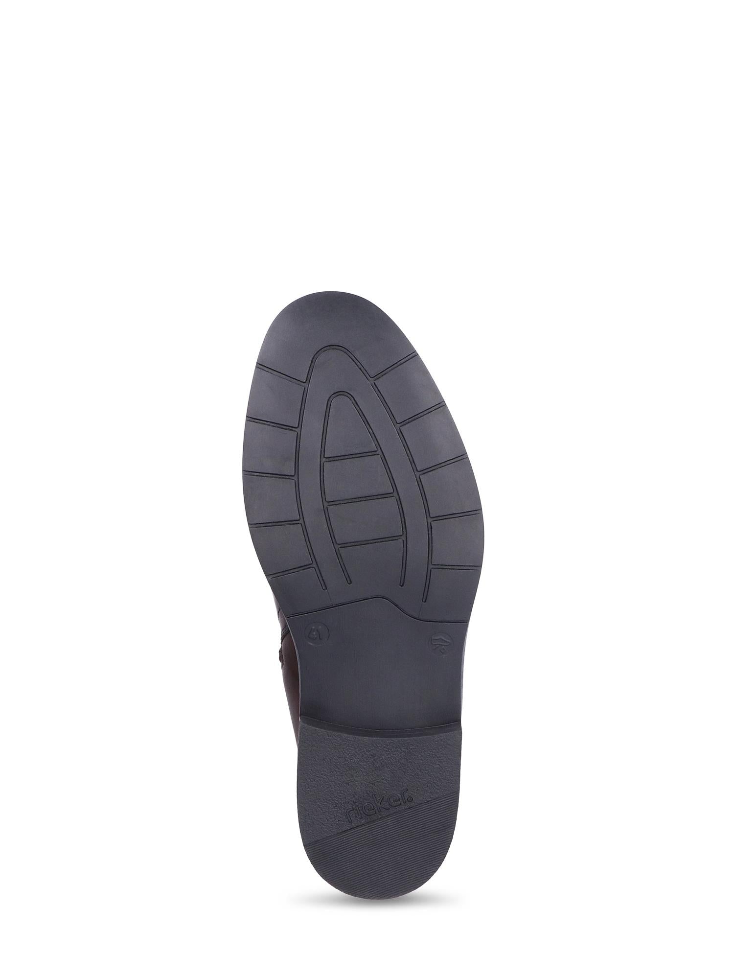 Bildet viser den svarte gummisålen på 04361 Rieker Testadimoro Short Boot Leather fra Rieker Comfort & Style, sett nedenfra. Sålen har et strukturert mønster med buede og rette linjer for grep og antistress-teknologi.