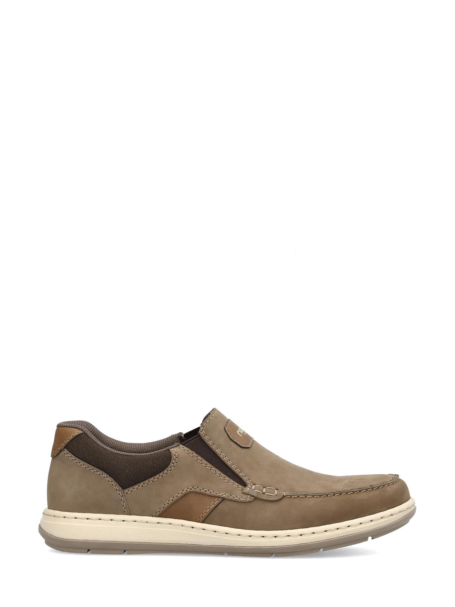 07530 Rieker Slip in Loafer Wide Fit Brown fra Rieker Comfort & Style har brune detaljer, sydde detaljer, elastiske sidepaneler og en hvit gummisåle for stilig hverdagskomfort, vist på en hvit bakgrunn.