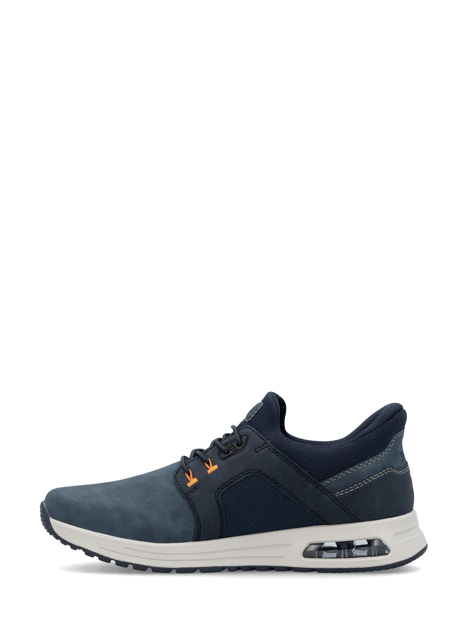 03050 Rieker Ready2Go Sneakers Navy fra Rieker Comfort & Style har marineblått mesh og skinnlignende materiale, en støtdempende såle med hvit såle, svarte lisser, oransje maljer og en synlig luftpute i hælen. Vist til venstre i profil på hvitt.