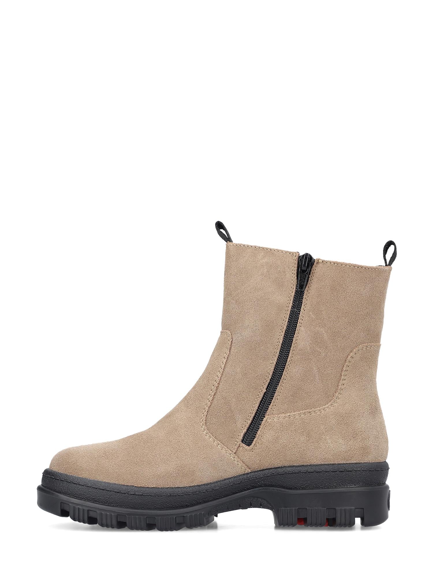 05039 Rieker Leather Tex Varmfôret med brodder fra Rieker Comfort & Style er en brun semsket støvel med svart gummisåle, chunky slitebane, Rieker Grip, svart glidelås på siden og trekkfliker foran og bak.