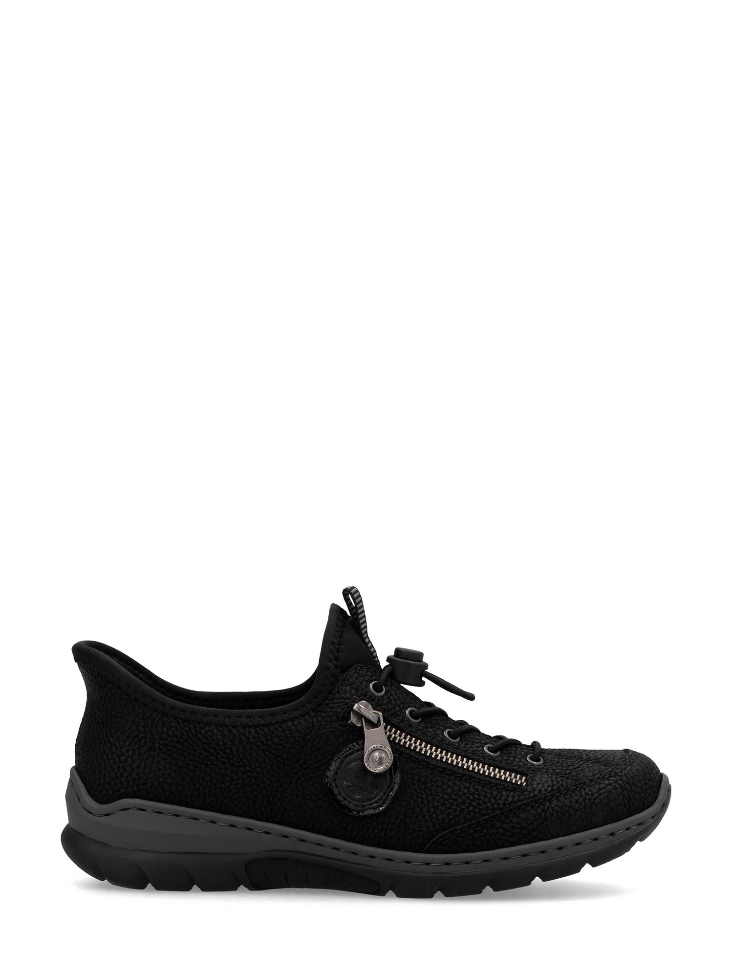 03149 Rieker EasyMove Slip-on Black-sneakeren fra Rieker Comfort & Style har teksturert materiale, en dekorativ glidelås på siden, snøring foran og en tykk IM-EVA-såle for komfort, vist mot en hvit bakgrunn.
