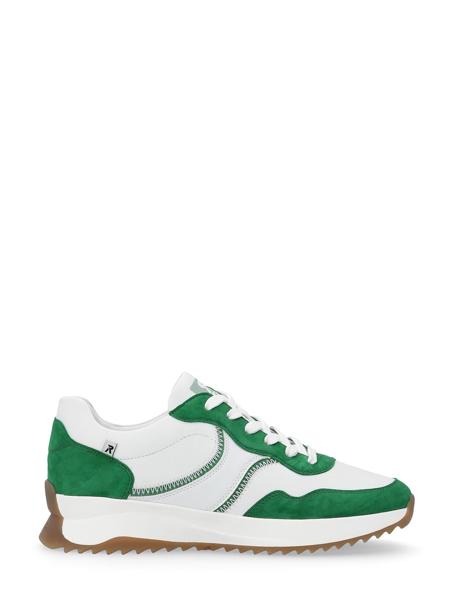 Rieker Sport 07634 Rieker-Evolution Emerald Leather Sneaker har grønne semskede overlegg, hvite glatte skinndetaljer, hvite lisser, et bølget sidedesign og en brun rillet gummisåle, vist på en vanlig hvit bakgrunn.