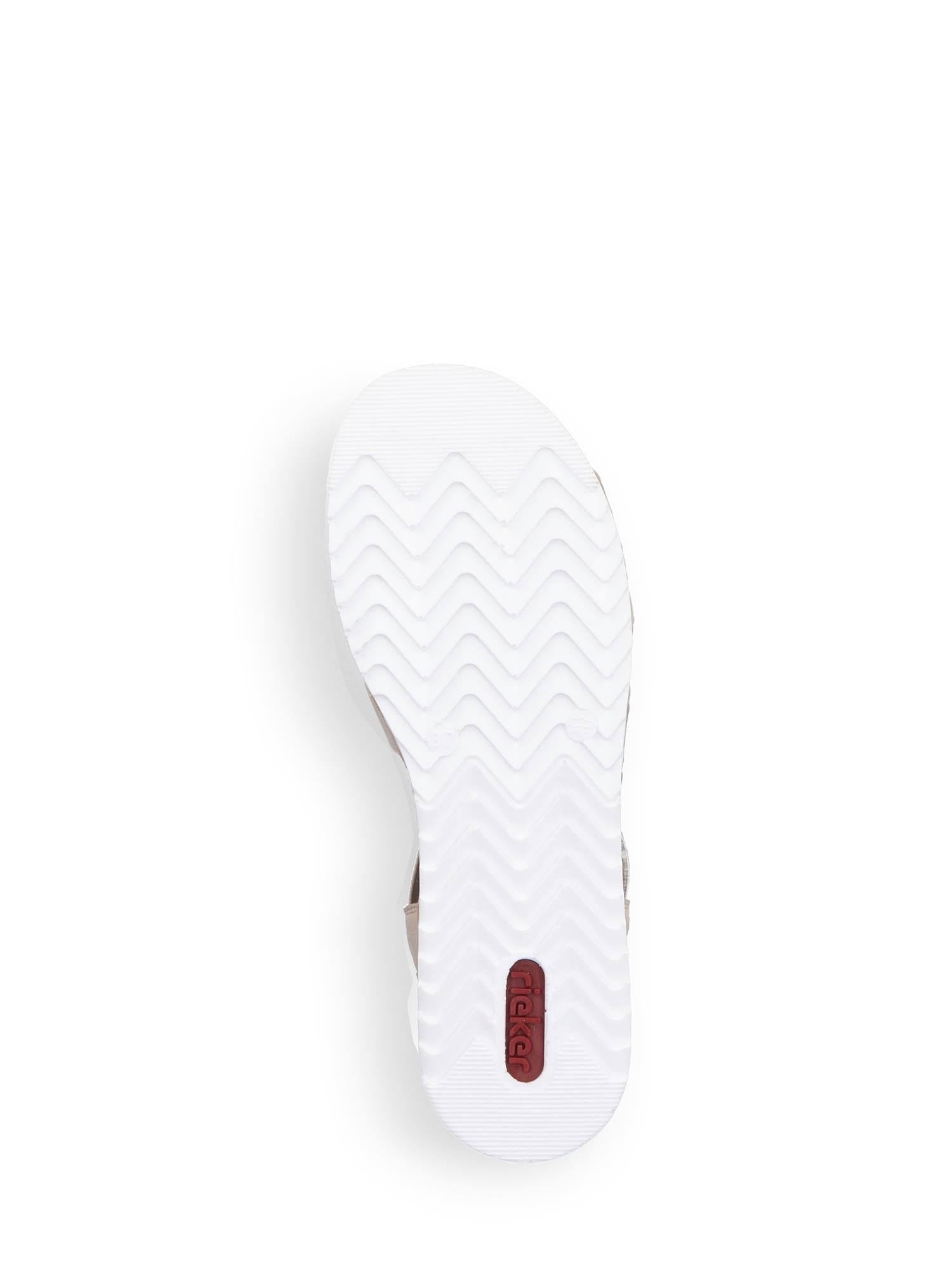 Bildet viser den hvite, myke sålen på sandalen 08090 Rieker Crystal Shell fra Rieker Comfort & Style, som har et bølget mønster. Et lite rødt rektangel med "elefanten" vises nær hælen mot en vanlig hvit bakgrunn.