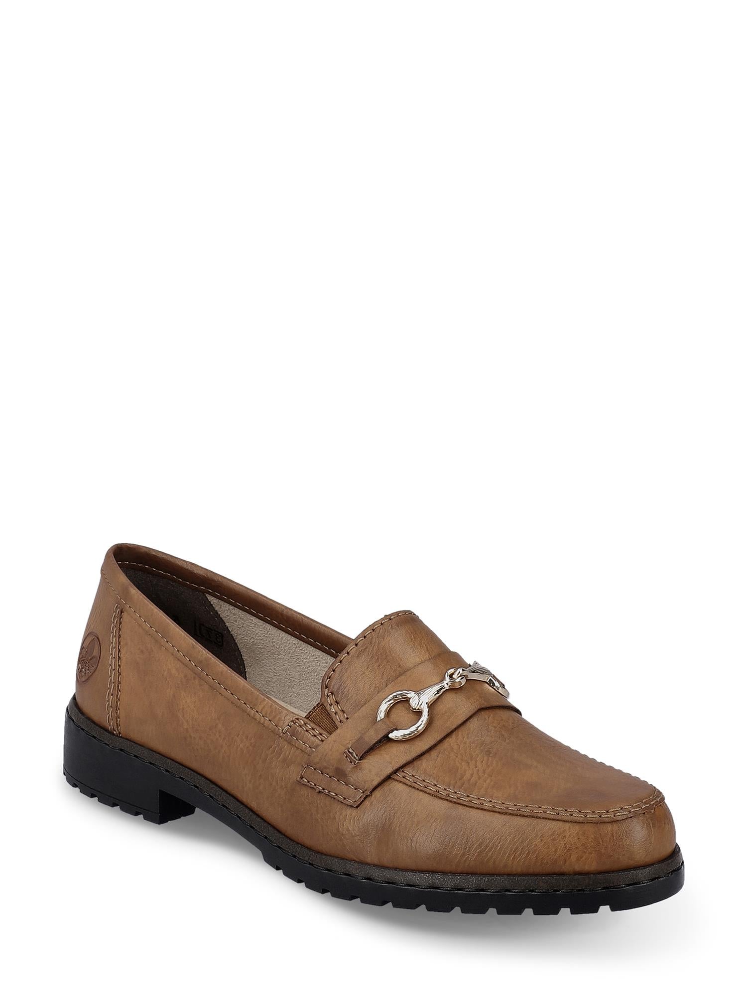 Rieker Comfort & Style 04396 dameloafer Cayenne har brunt skinn, en svart såle og en sølvfarget hestebittdetalj for førsteklasses komfort, vist vinklet til høyre mot en hvit bakgrunn.