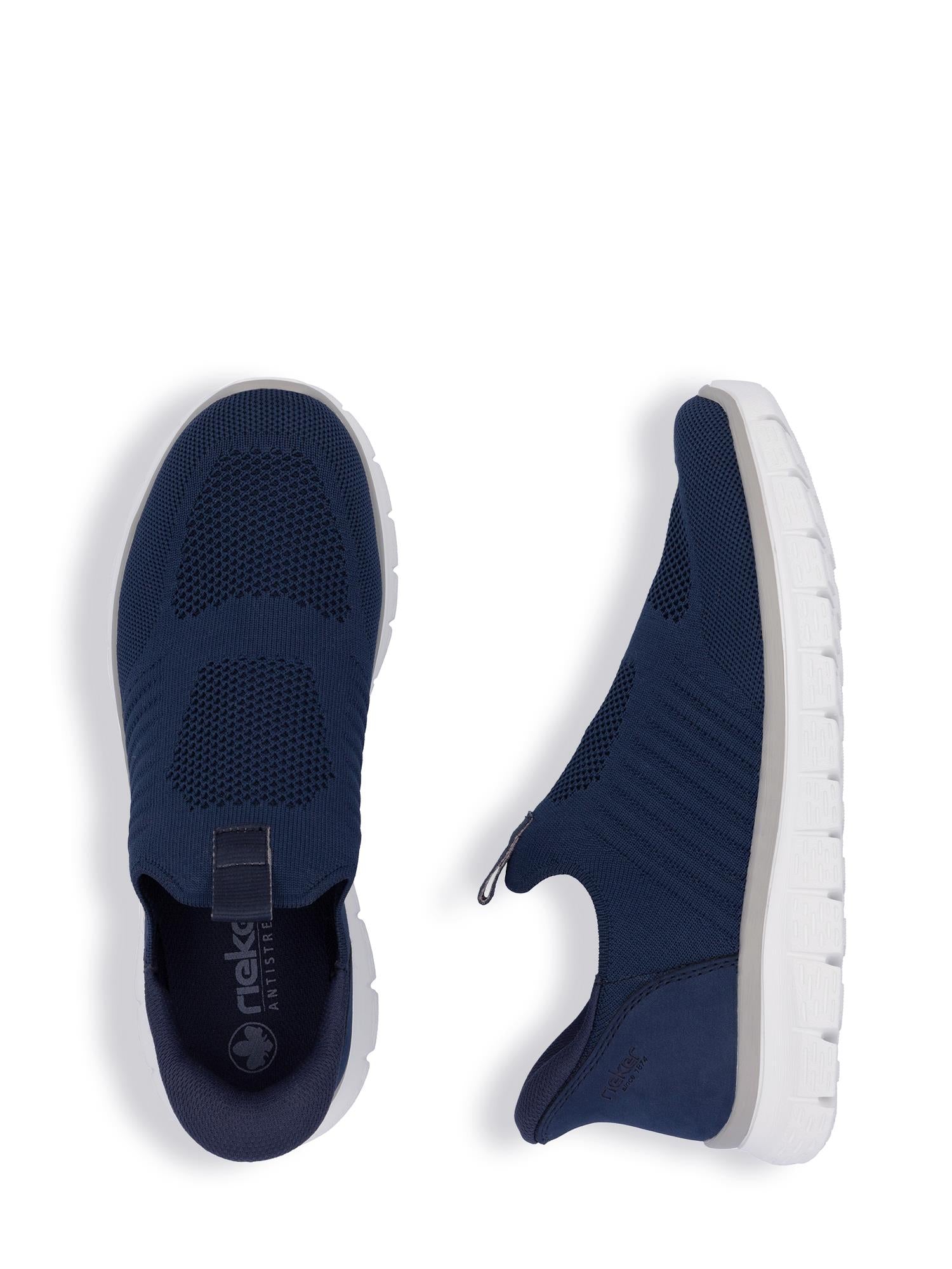 Oversiktsbilde ovenfra og fra siden av 03063 Rieker Ready2GO Slip-on Sneaker fra Rieker Comfort & Style, med marineblå overdel i mesh og hvit såle, vist på hvit bakgrunn.