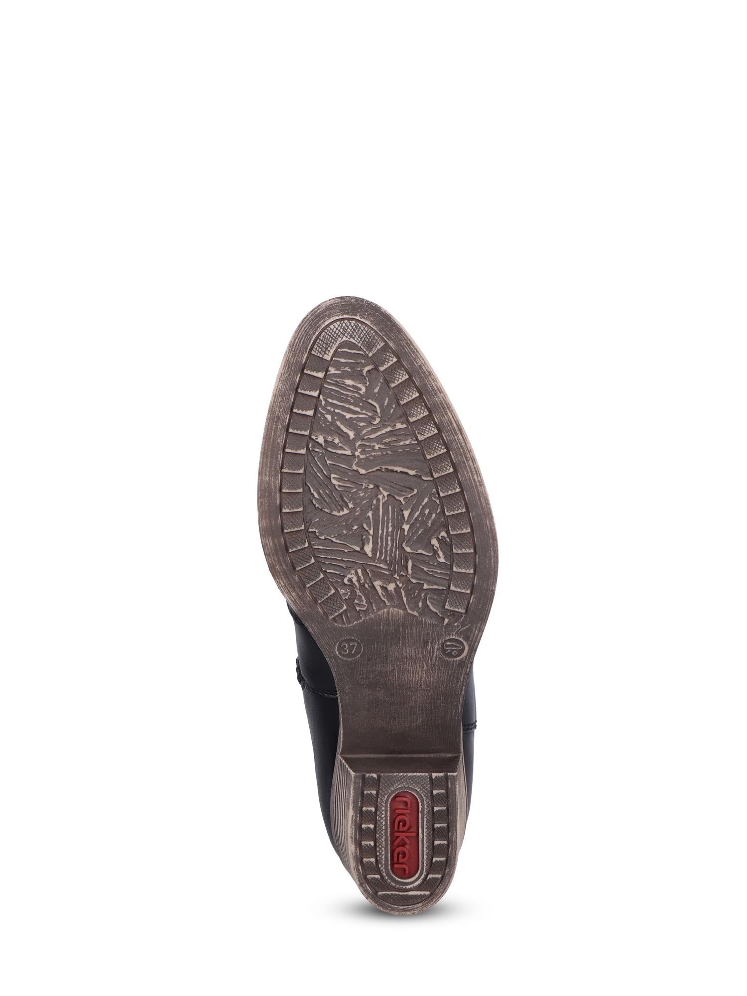 Bildet viser den nederste sålen på en cowgirl-støvel i mørkt skinn med strukturert slitebane og en rød hæletikett med Rieker Comfort & Style-merket, som fremhever designet 04859 Rieker Leather Cowgirl Boot.