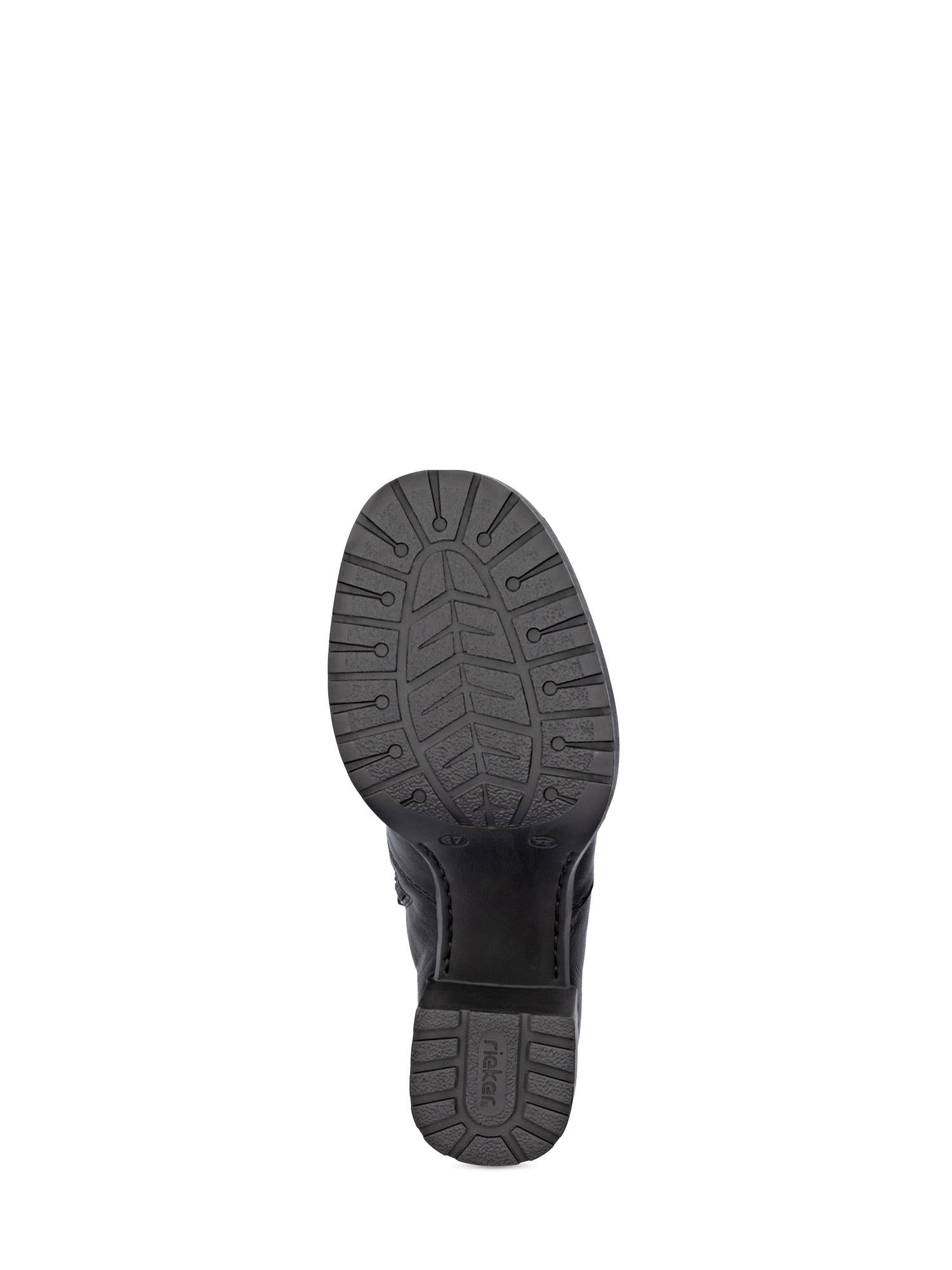 Bildet viser en svart 04742 Rieker Heeled bootie fra Rieker Comfort & Style, vist nedenfra med mønstret såle og lav hæl. Skoen er sentrert på en hvit bakgrunn, noe som understreker dens komfortfokuserte design.