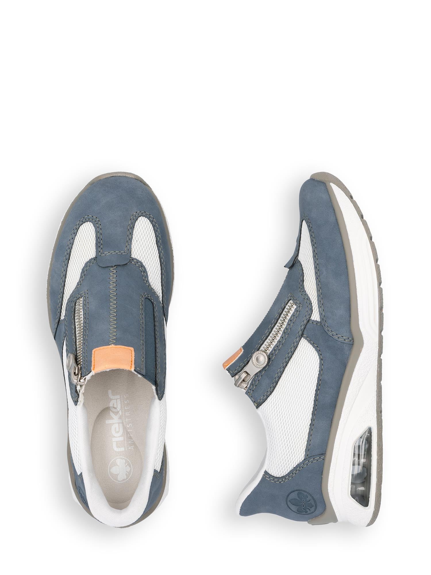 03265 Rieker Air-Tech-skoen fra Rieker Comfort & Style har blå og hvite nettingpaneler, glidelåser i siden og en støtdempende såle. Den ene skoen er vist ovenfra, den andre fra siden.