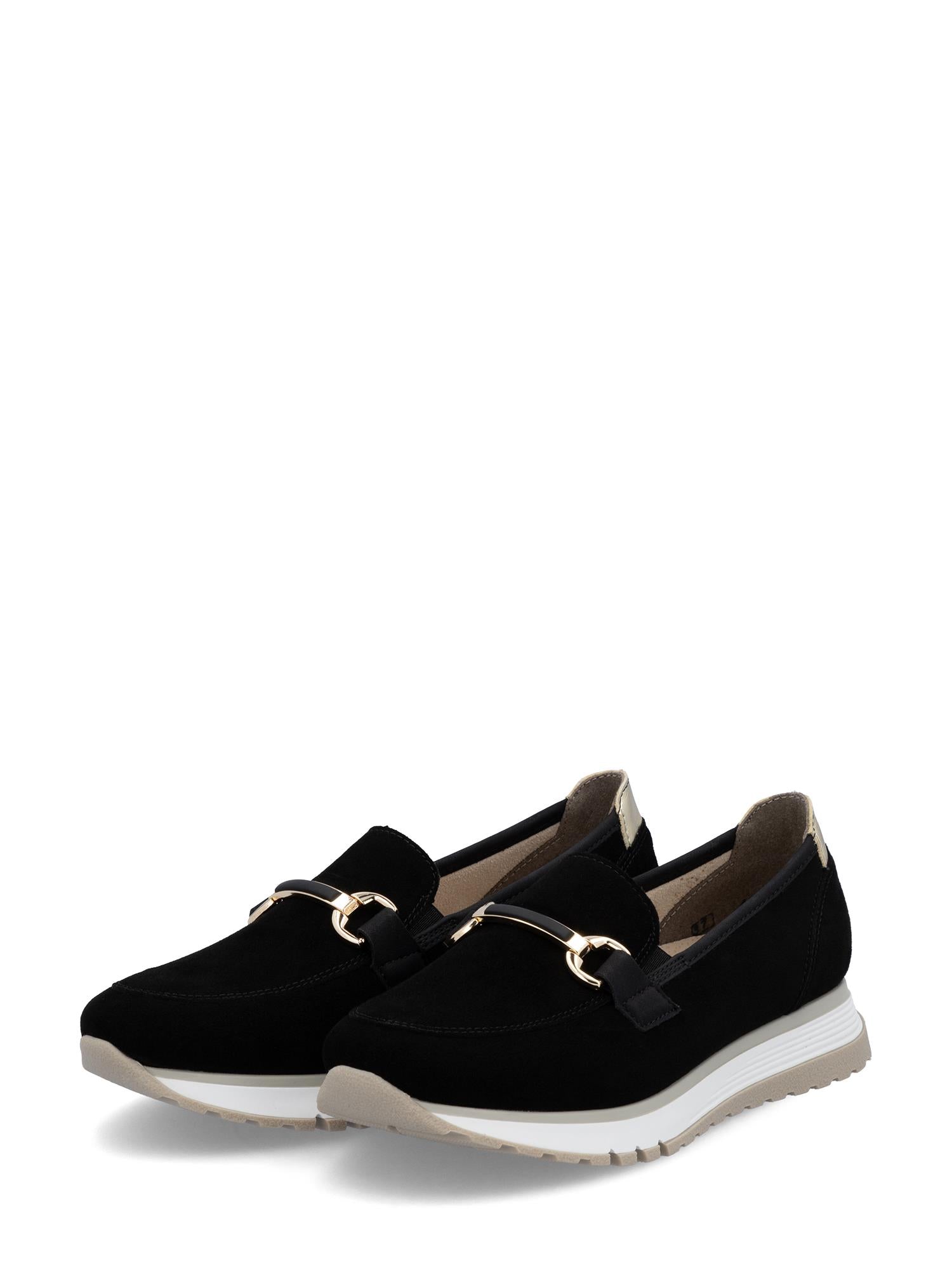 02959 Rieker Soft Elegance Leather Black loafers fra Rieker Comfort & Style har svart semsket skinn, metalldetaljer i gull foran, beige innside og tykke hvite såler med beige slitebane. Vist mot en vanlig hvit bakgrunn.