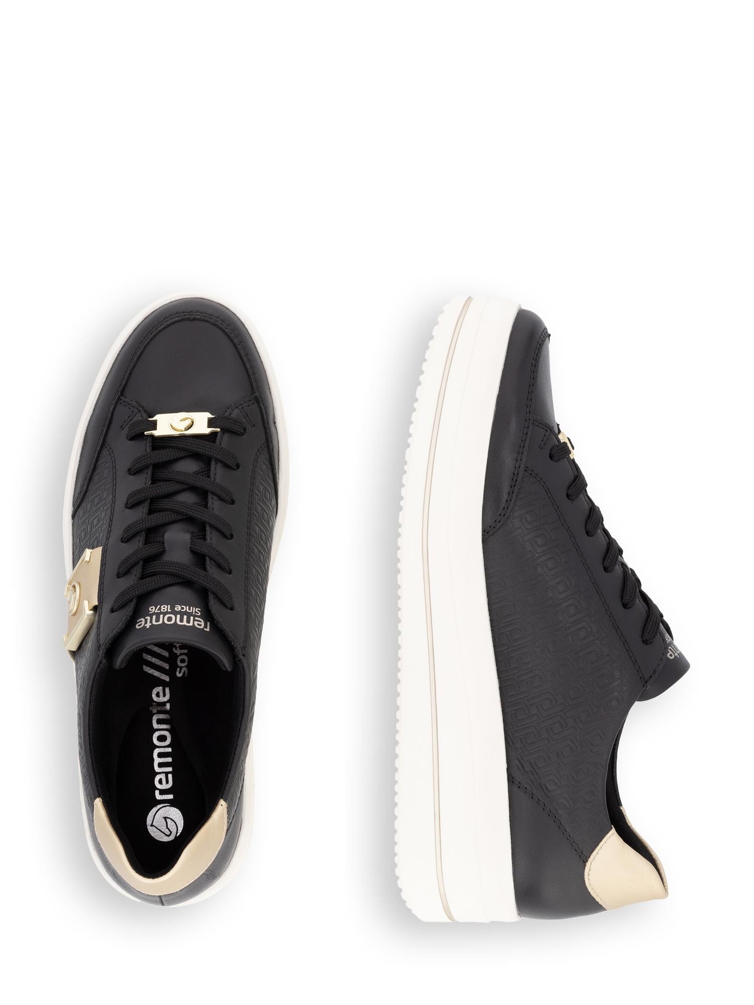 Remonte 03120 UrbanFlex Black joggesko har svart overdel, hvit plattformsåle, kremfargede hældetaljer, gullbeslag og subtilt preget merkevarebygging. Den ene skoen er vist ovenfra, den andre viser sideprofilen.