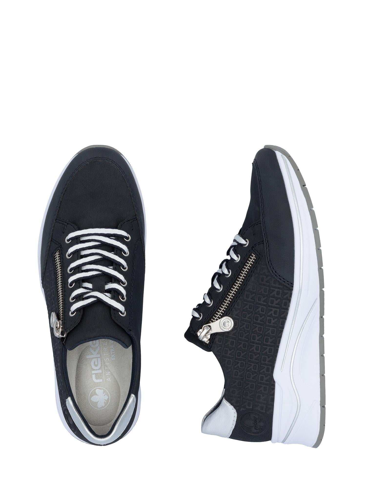 03285 Rieker Comfort Glide-sneakersene fra Rieker Comfort & Style har svart overdel, hvite såler og lisser, glidelåser i siden og et diskret sidemønster, vist ovenfra og fra siden mot en hvit bakgrunn.