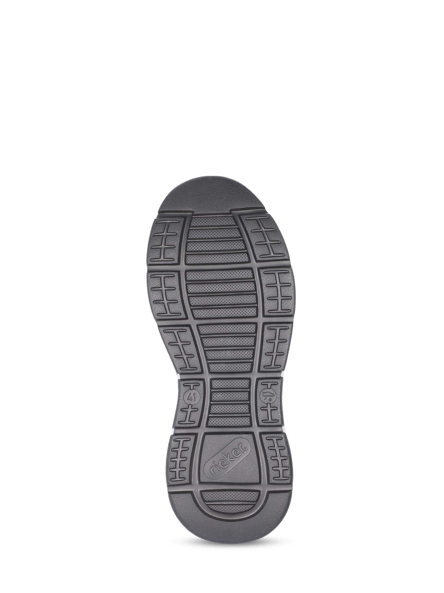 Bildet viser den svarte gummisålen på 07549 Rieker Moers Slip-in Sneaker fra Rieker Comfort & Style, sett nedenfra. Sålen har teksturerte rektangler og riller som gir grep, og "Rieker" og størrelse 41 er preget nær hælen.