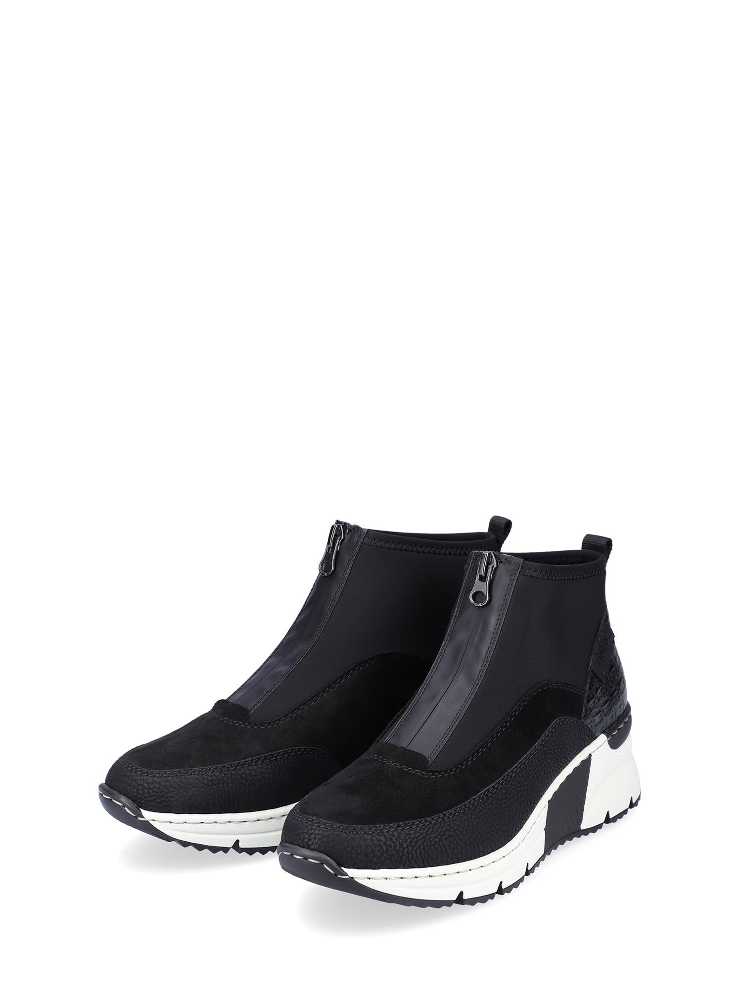 05027 Rieker Sneaker Boot Black fra Rieker Comfort & Style er en svart slip-on damesko med hvit chunky såle, glidelås foran, uttakbar innersåle og teksturerte detaljer på overdel og hæl.