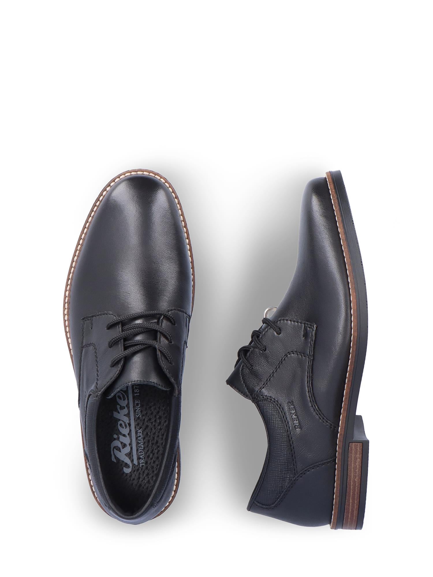 06771 Rieker Black Suit fra Rieker Comfort & Style er vist ovenfra og fra siden, med justerbare snører, brune såler, hvite kantsømmer, en polert finish og et tidløst design.