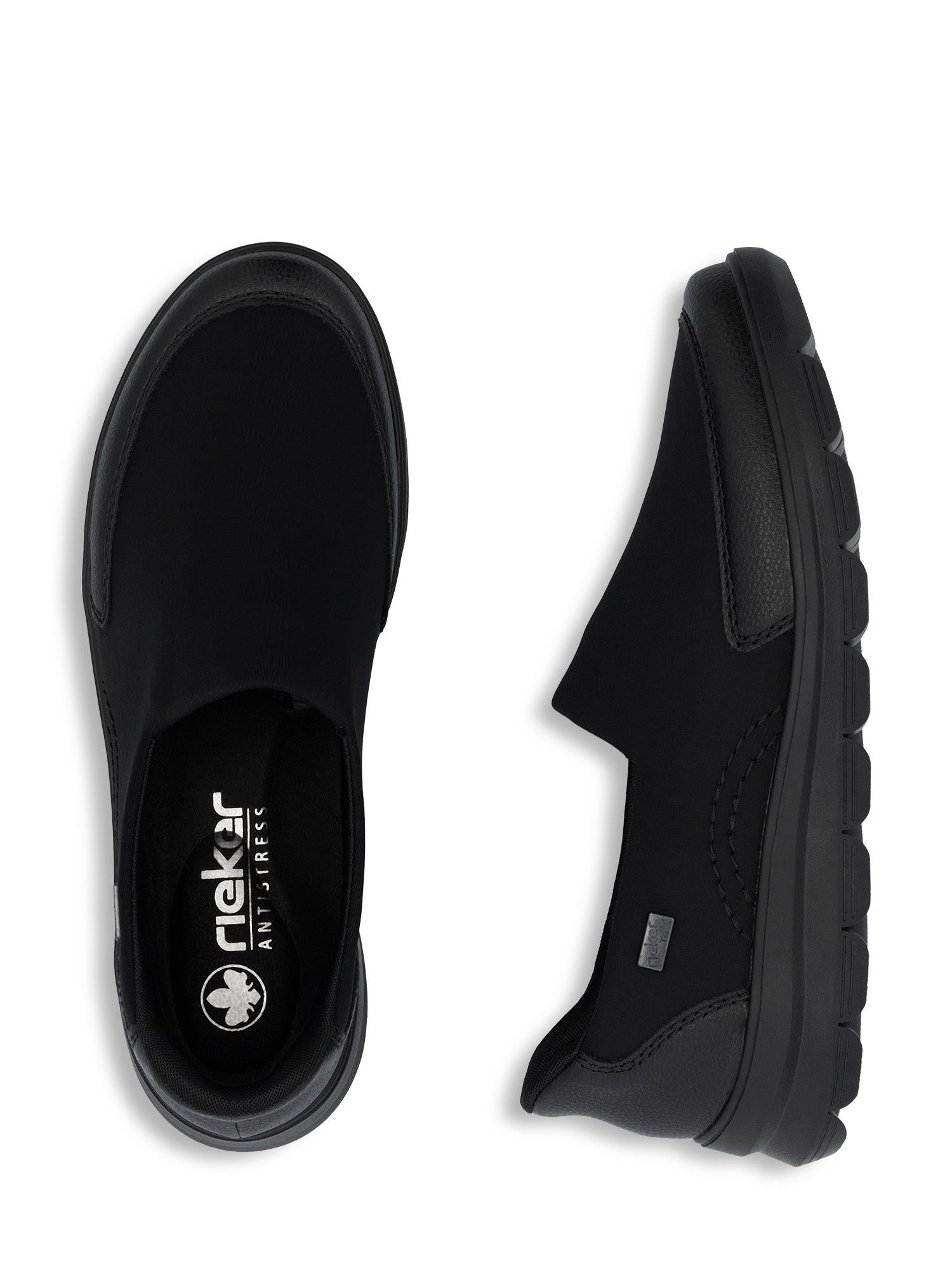 Et par svarte 05154 Rieker Liora Rieker-Tex slip-ons fra Rieker Comfort & Style, vist ovenfra og fra siden, med avrundet tå, strukturert såle, subtile sømdetaljer, vannavstøtende finish og logo på innersålen.
