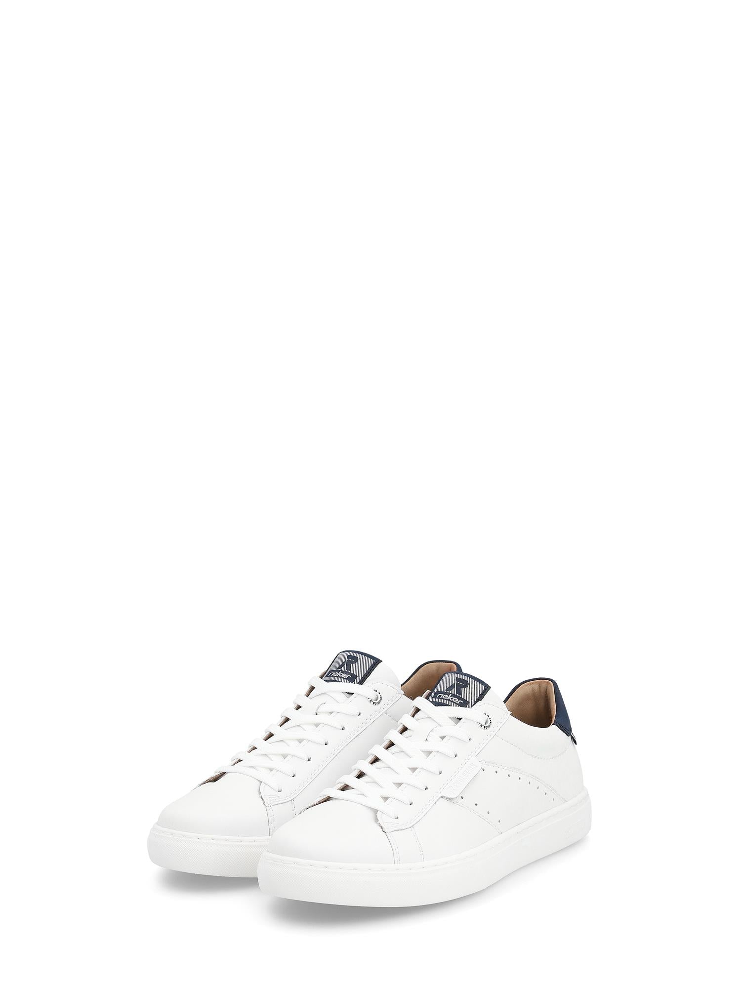 07601 Rieker-Evolution Sport & Style Leather Sneaker fra Rieker Sport har hvitt glatt skinn, hvite lisser, en blå logopatch på tungen og blå hældetaljer, vist mot en vanlig hvit bakgrunn.