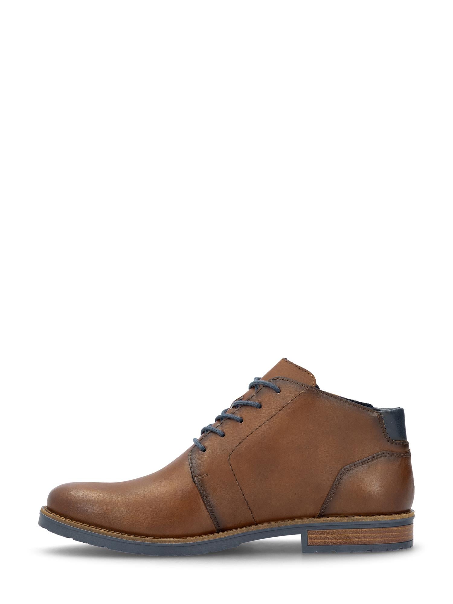 04760 Rieker Classic Leather Boot Brown fra Rieker Comfort & Style har brunt skinn, mørkeblå snørebånd, en lav, stablet hæl og en mørkeblå hælaccent. Avbildet i venstre profil på hvit bakgrunn.
