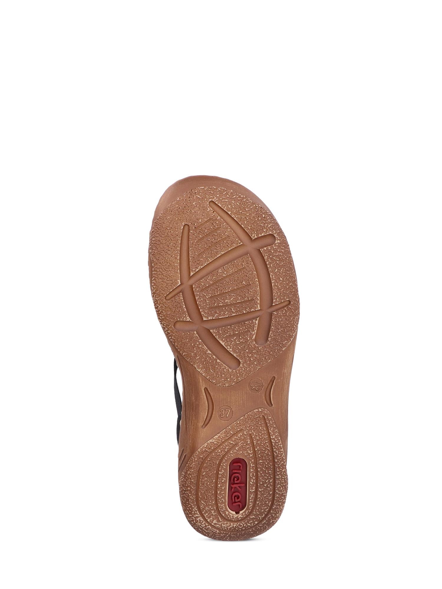 Bildet viser den brune teksturerte sålen på 03344 Rieker Leona Sandal fra Rieker Comfort & Style, med buede og rette grepsmønstre og "relax" preget i rødt nær hælen, mot en vanlig hvit bakgrunn.