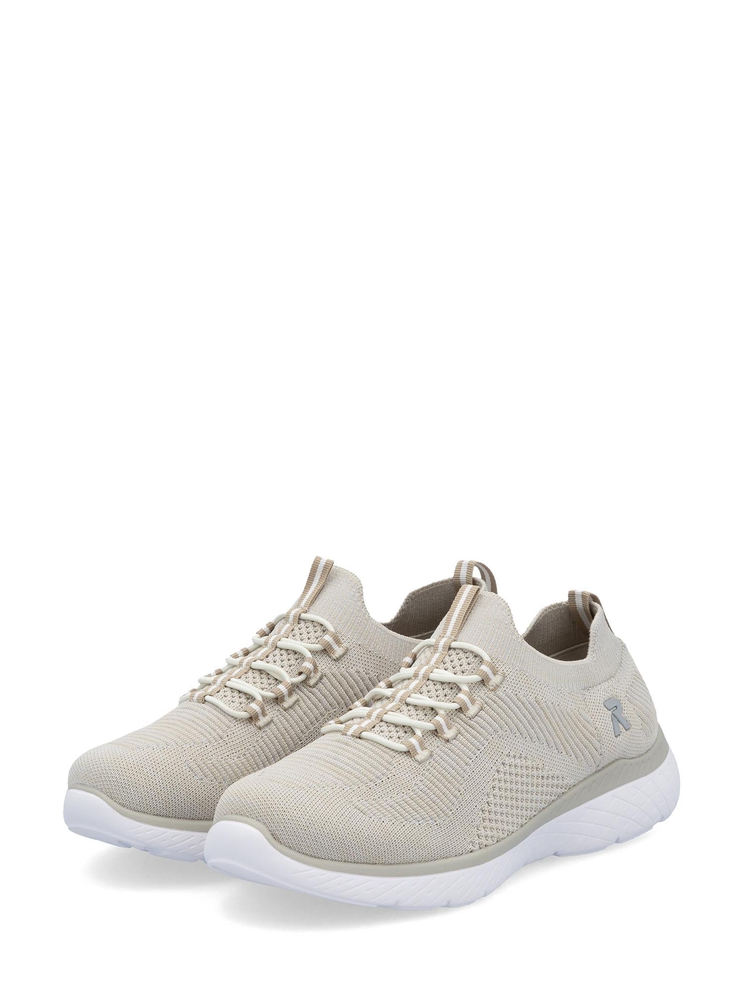 Et par 03240 Rieker FlexLite Sneakers Stone fra Rieker Sport, med overdel i mesh, hvite strikk-lisser og såler, laget av veganske materialer for ultralett komfort. Vist side om side på en hvit bakgrunn.